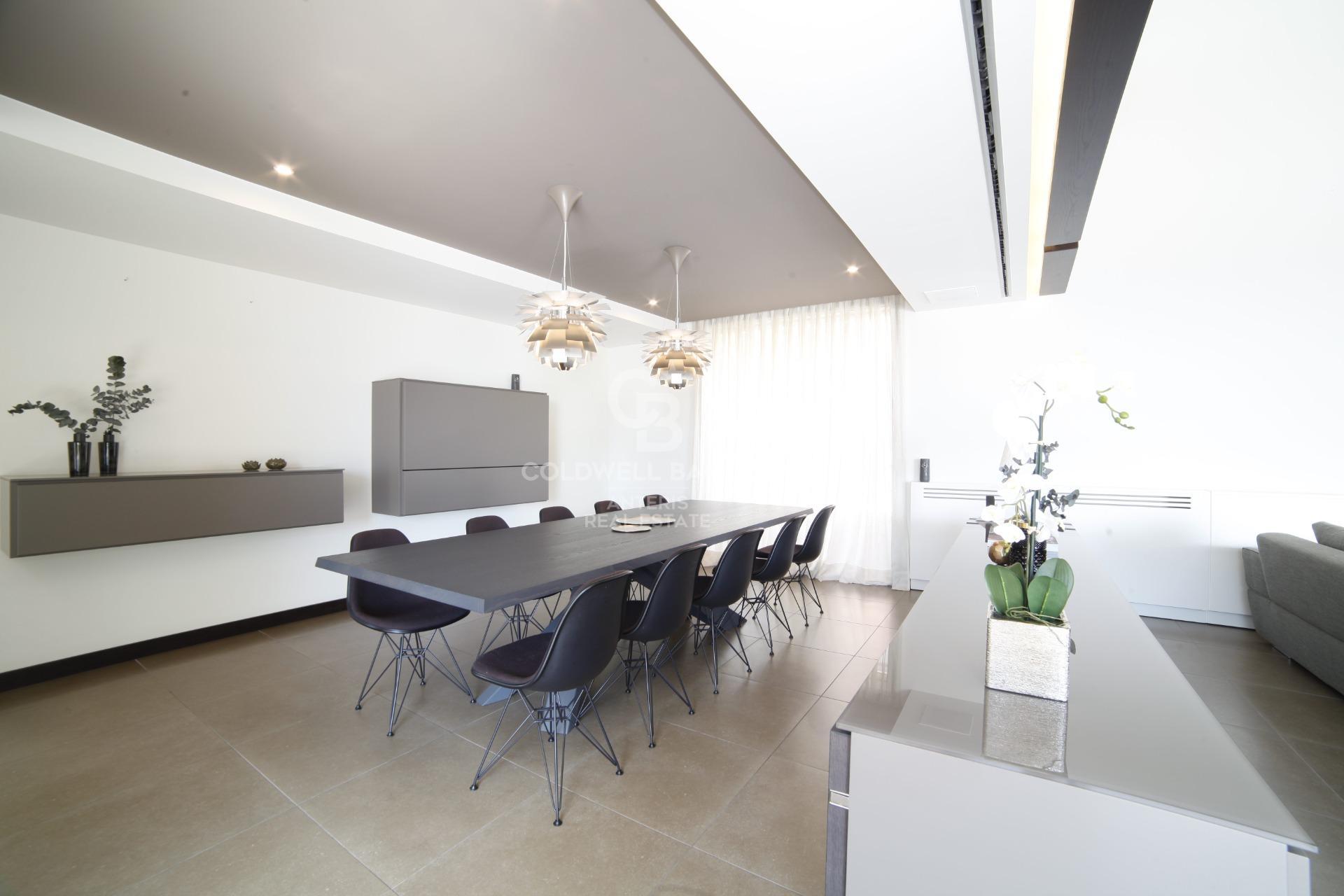 Casa con piscina infinita y cine en prestigiosa zona residencial