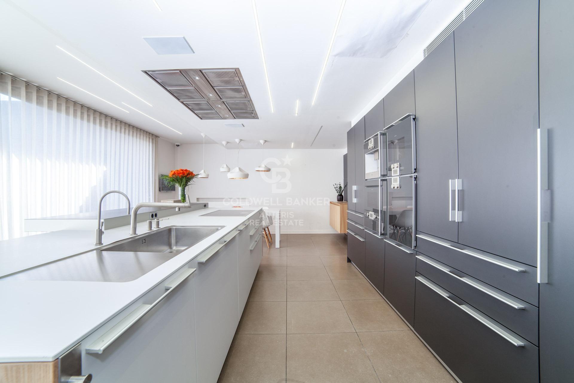 Casa con piscina infinita y cine en prestigiosa zona residencial