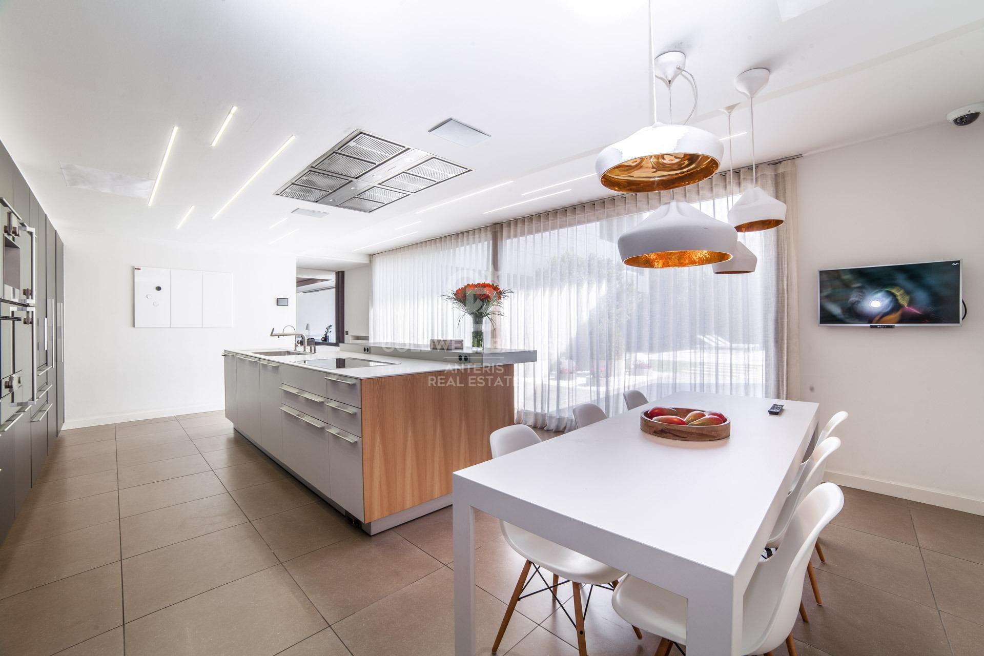 Casa con piscina infinita y cine en prestigiosa zona residencial