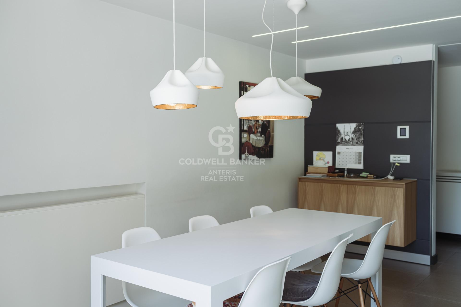 Casa con piscina infinita y cine en prestigiosa zona residencial