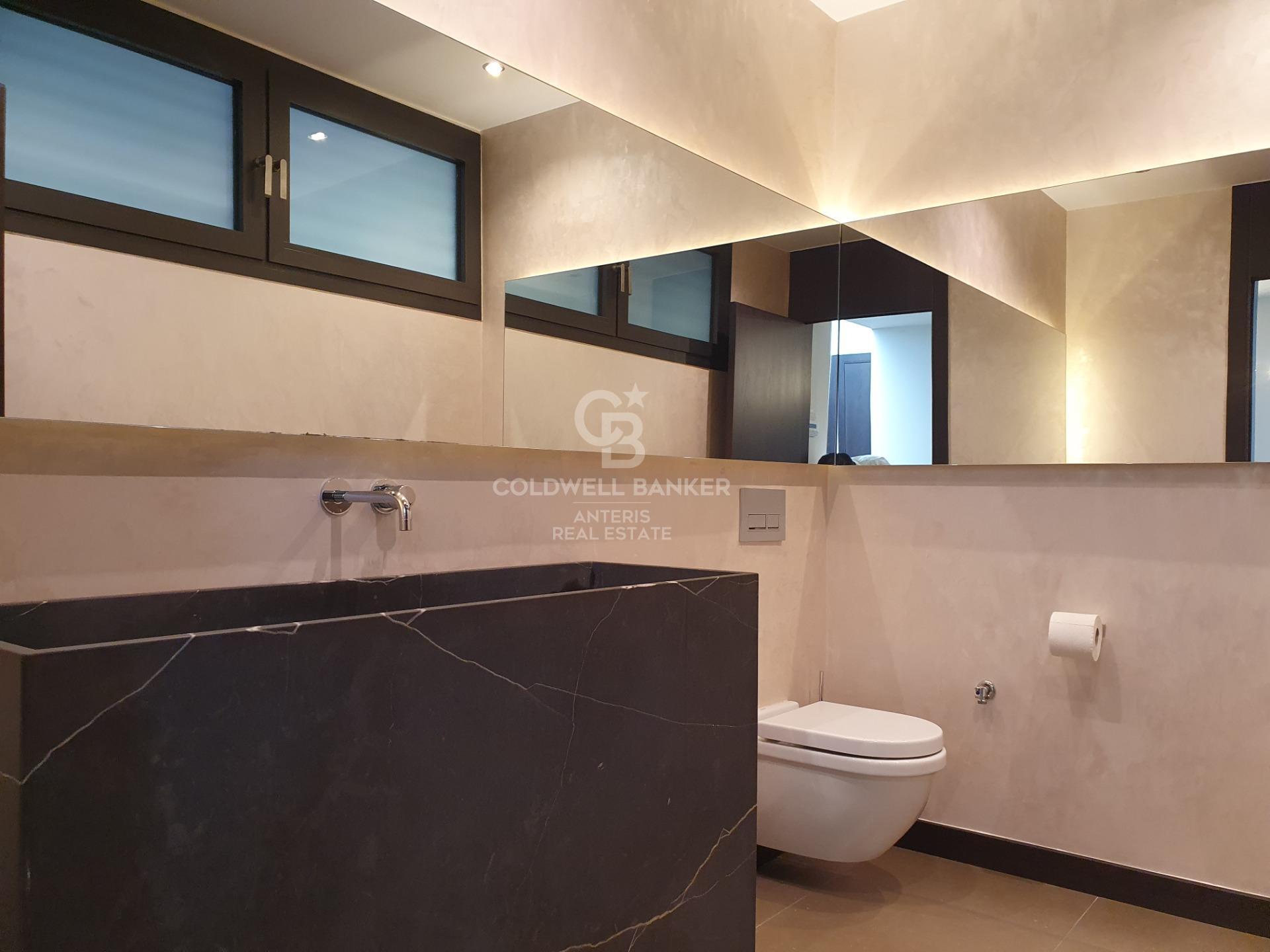 Casa con piscina infinita y cine en prestigiosa zona residencial