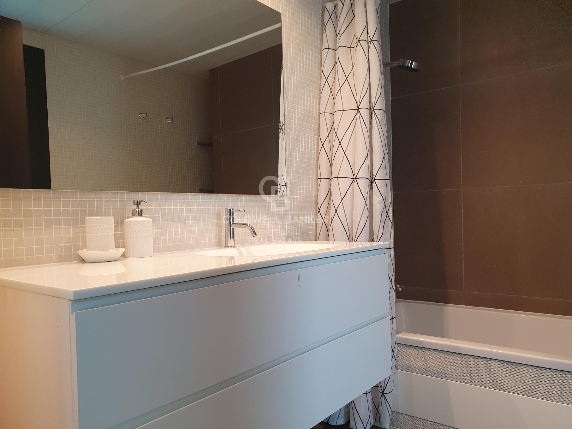 Casa con piscina infinita y cine en prestigiosa zona residencial