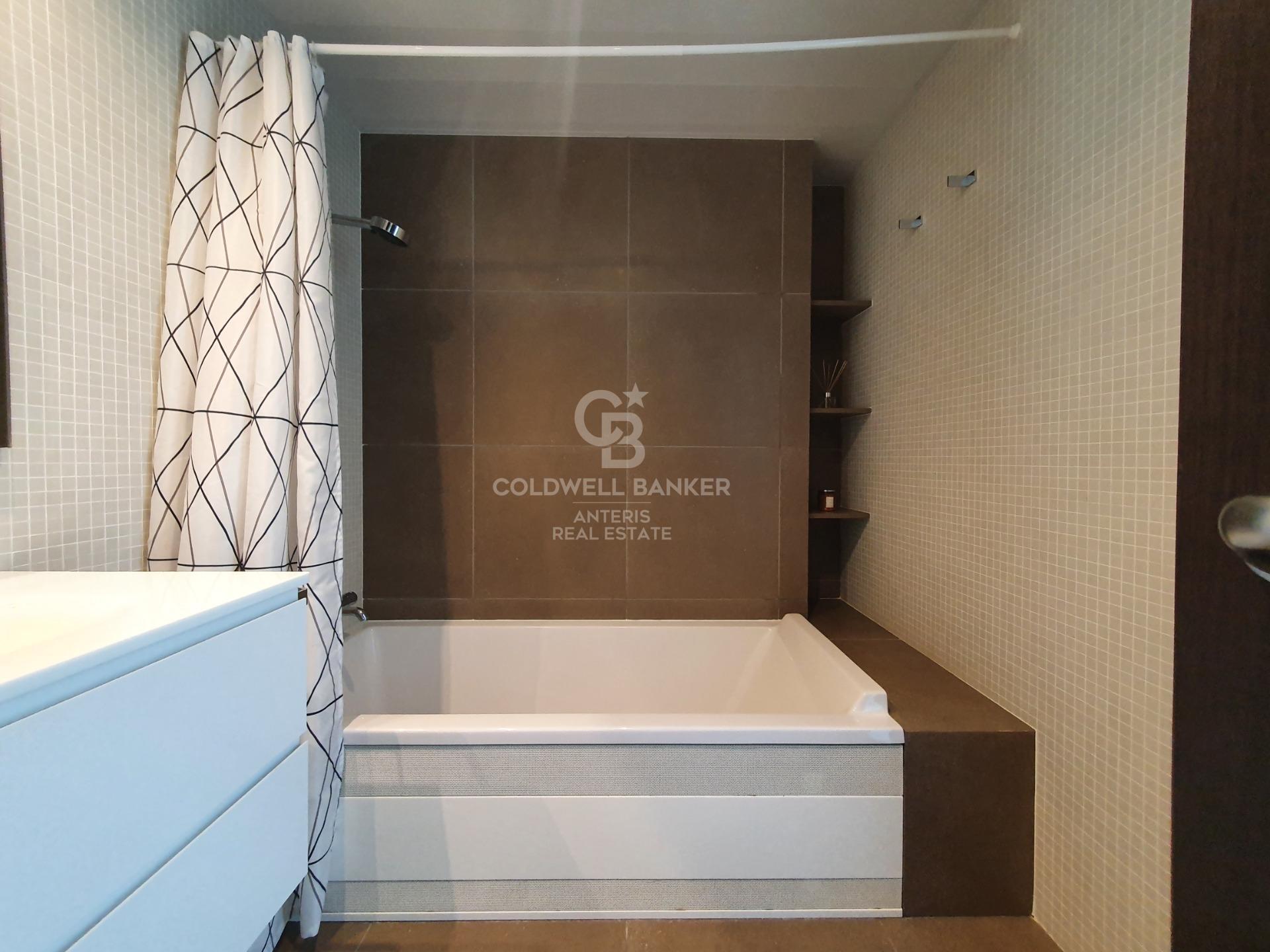 Casa con piscina infinita y cine en prestigiosa zona residencial