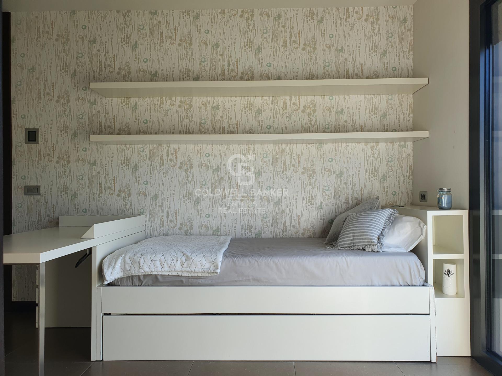 Casa con piscina infinita y cine en prestigiosa zona residencial