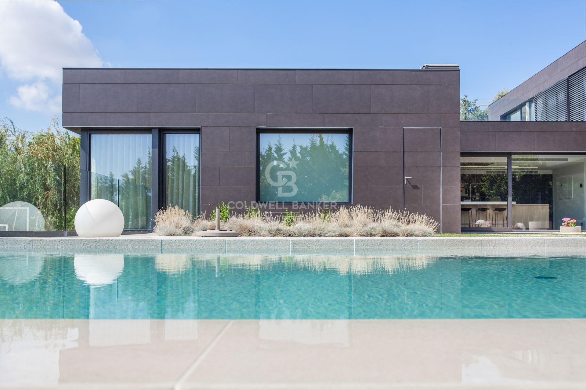 Casa con piscina infinita y cine en prestigiosa zona residencial