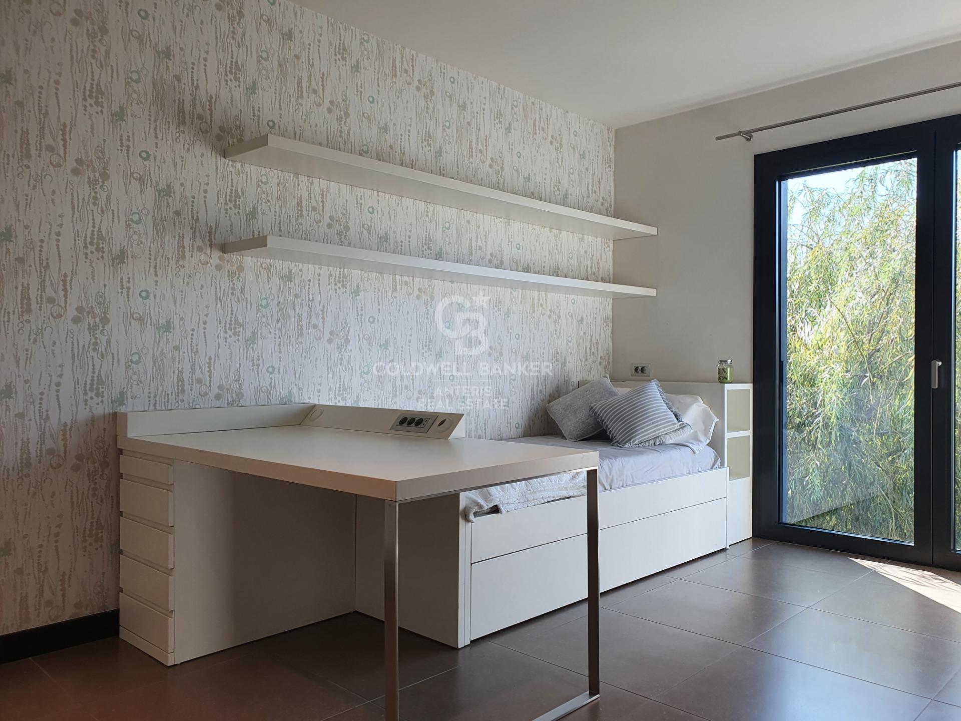 Casa con piscina infinita y cine en prestigiosa zona residencial