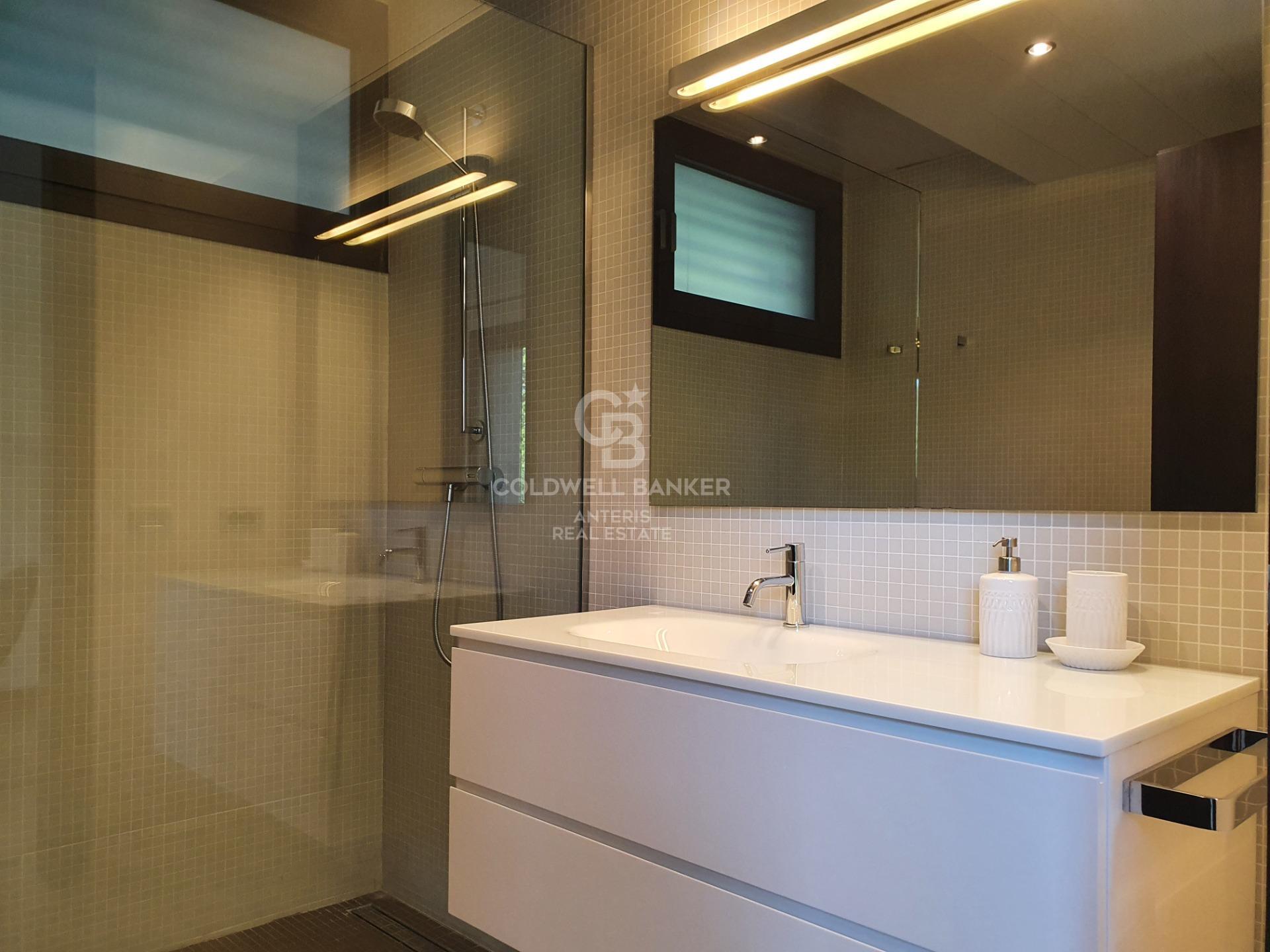 Casa con piscina infinita y cine en prestigiosa zona residencial