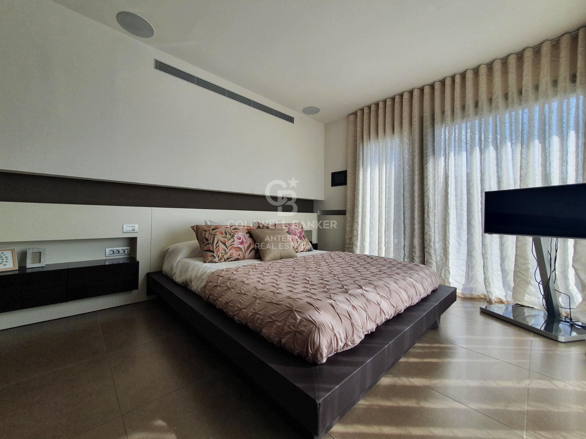 Casa con piscina infinita y cine en prestigiosa zona residencial