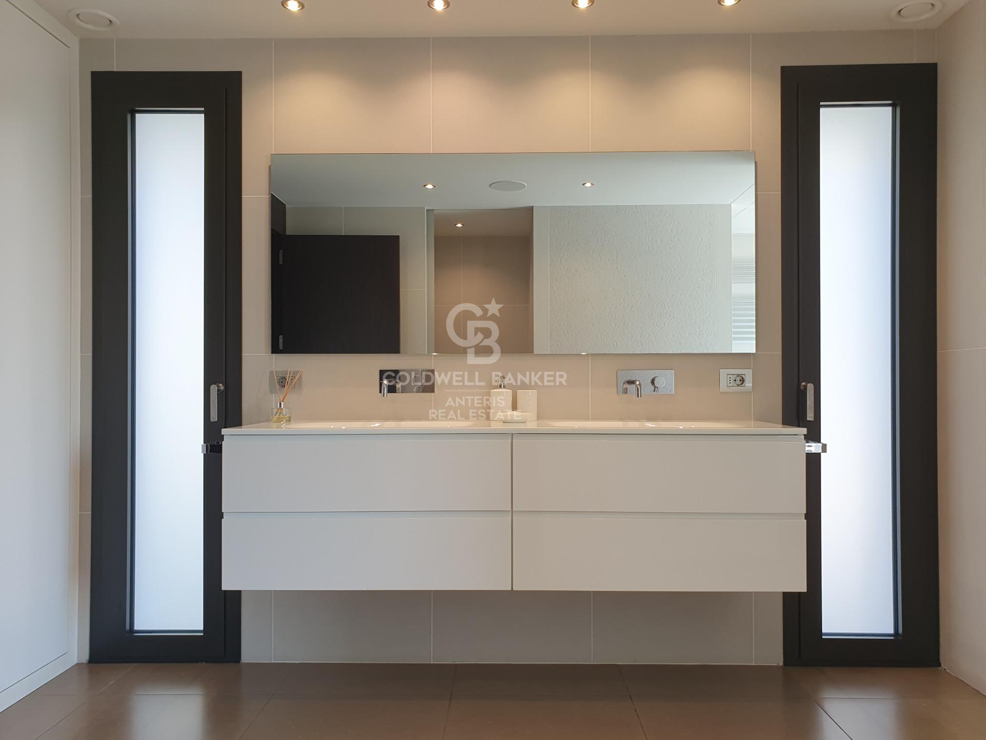 Casa con piscina infinita y cine en prestigiosa zona residencial