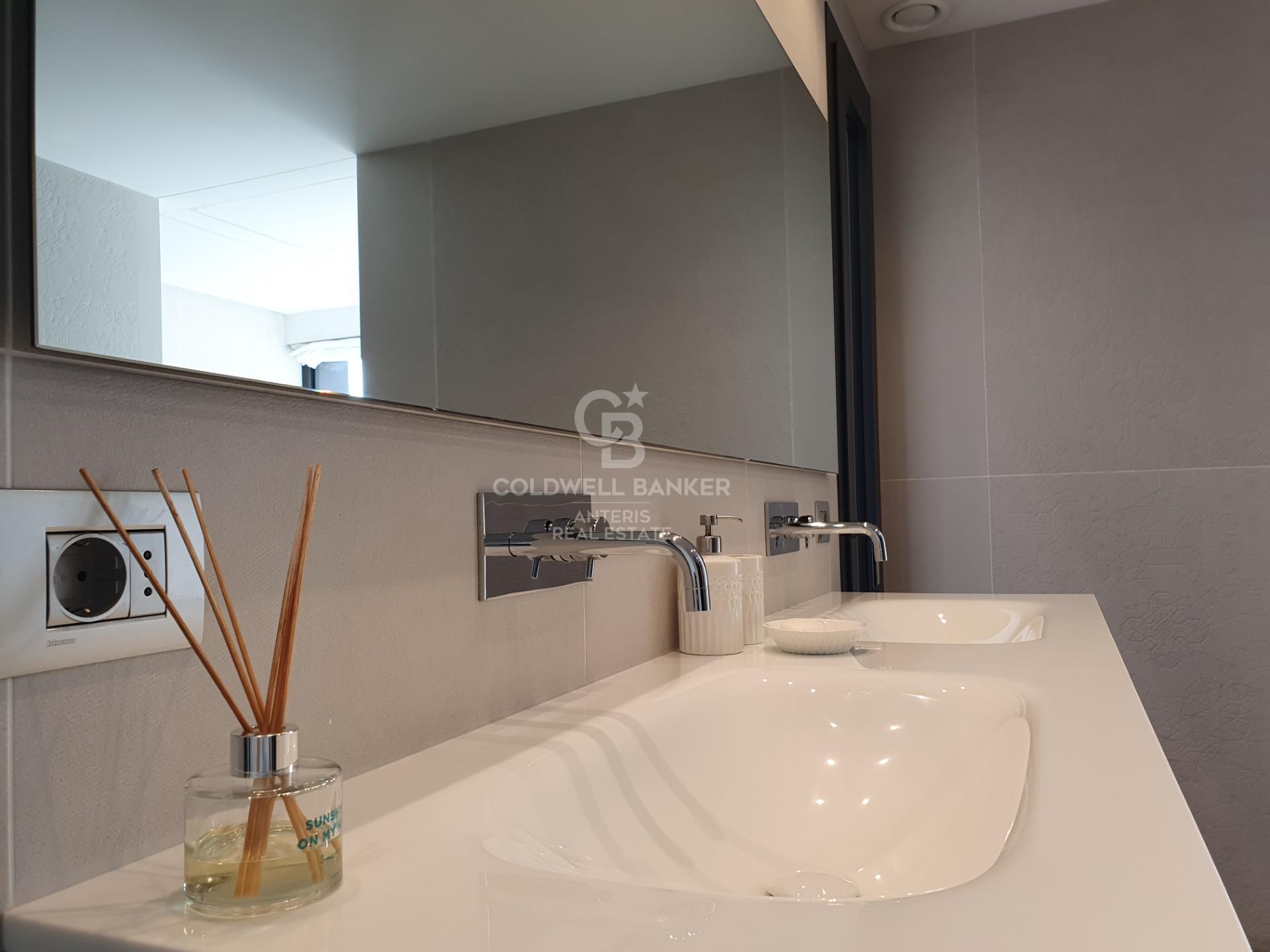 Casa con piscina infinita y cine en prestigiosa zona residencial