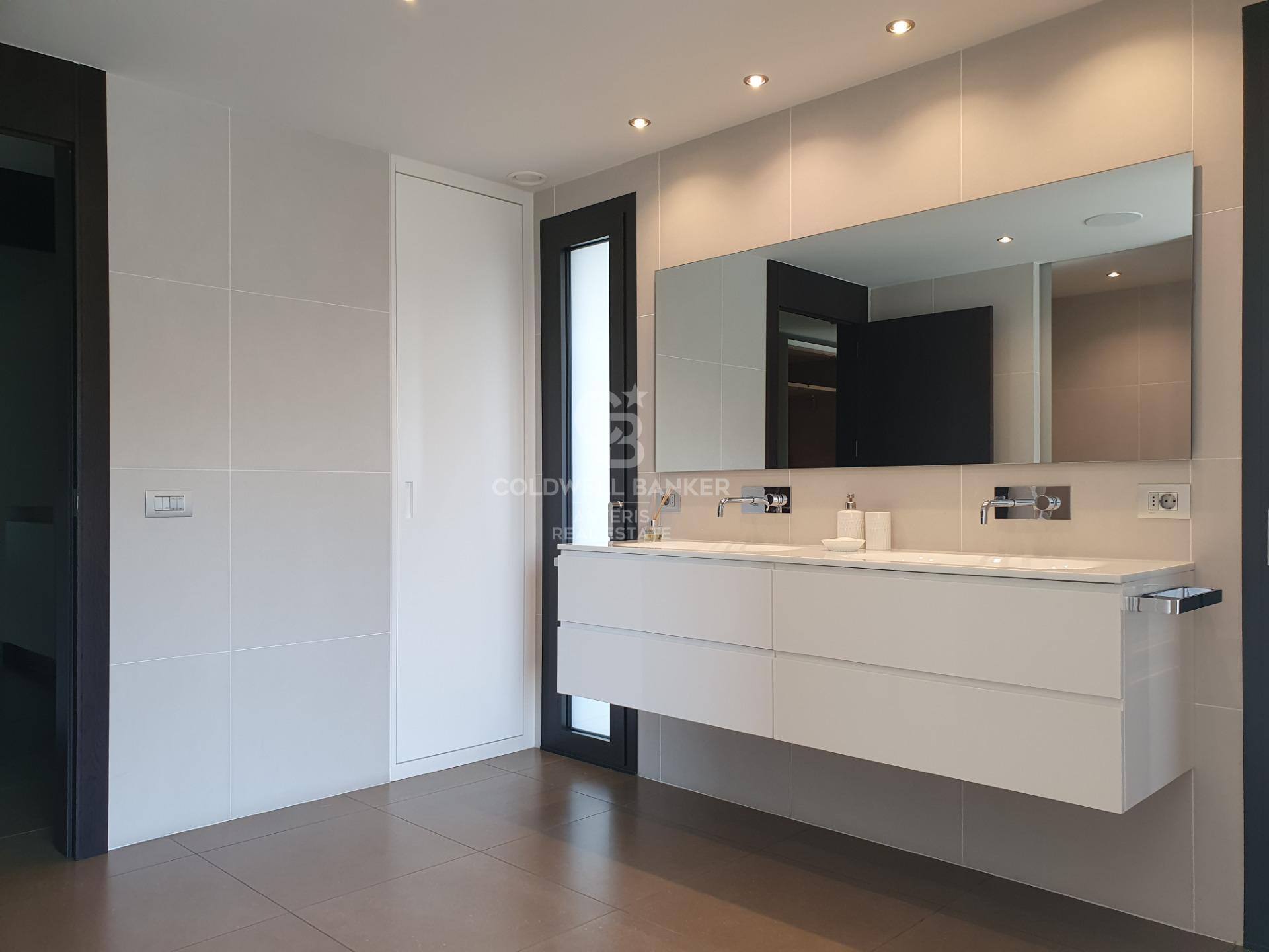 Casa con piscina infinita y cine en prestigiosa zona residencial