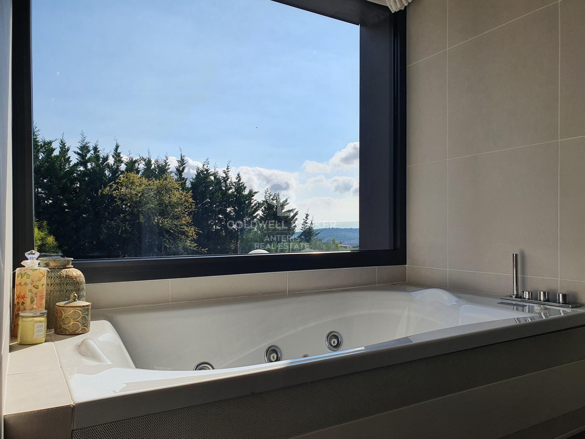 Casa con piscina infinita y cine en prestigiosa zona residencial