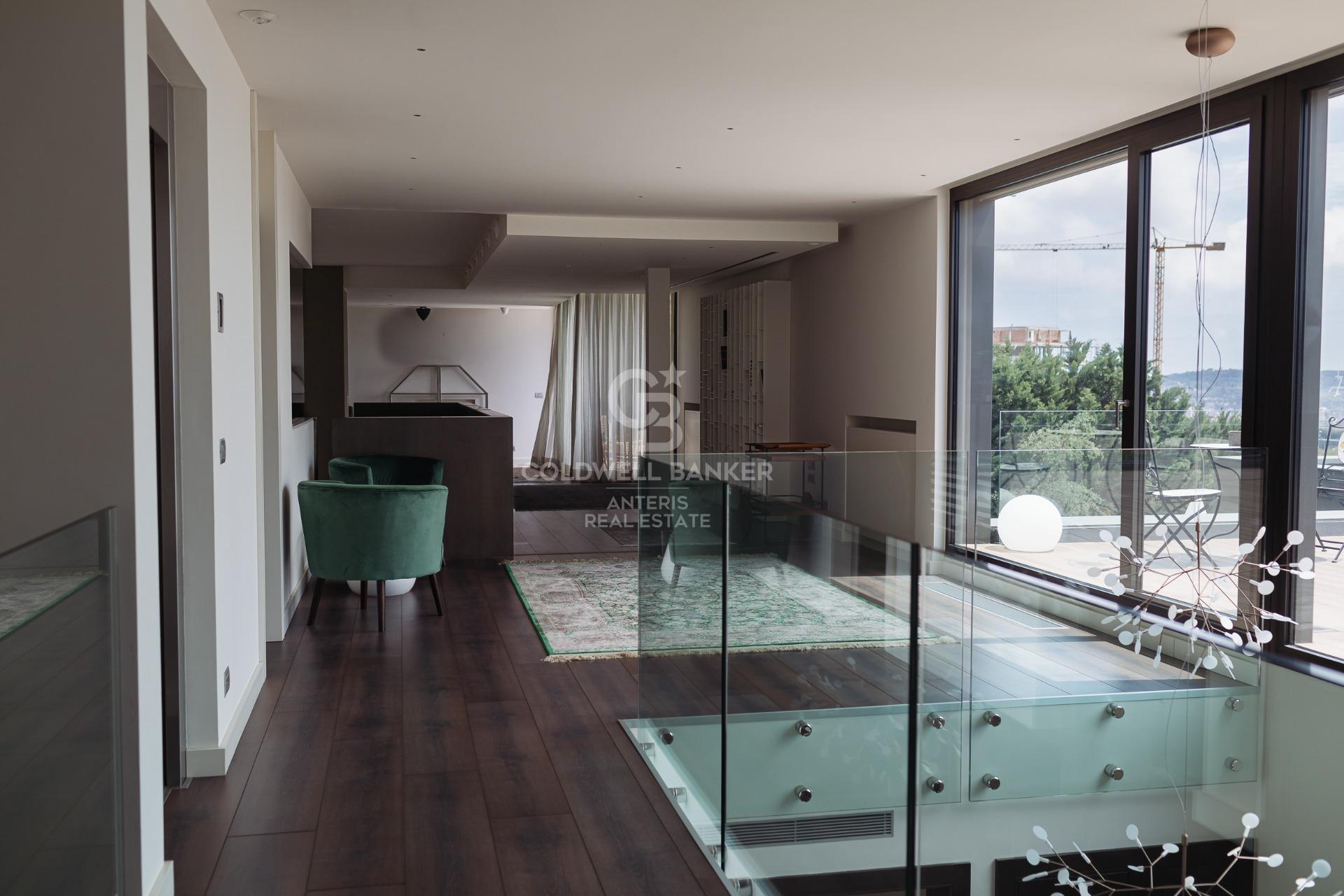 Casa con piscina infinita y cine en prestigiosa zona residencial