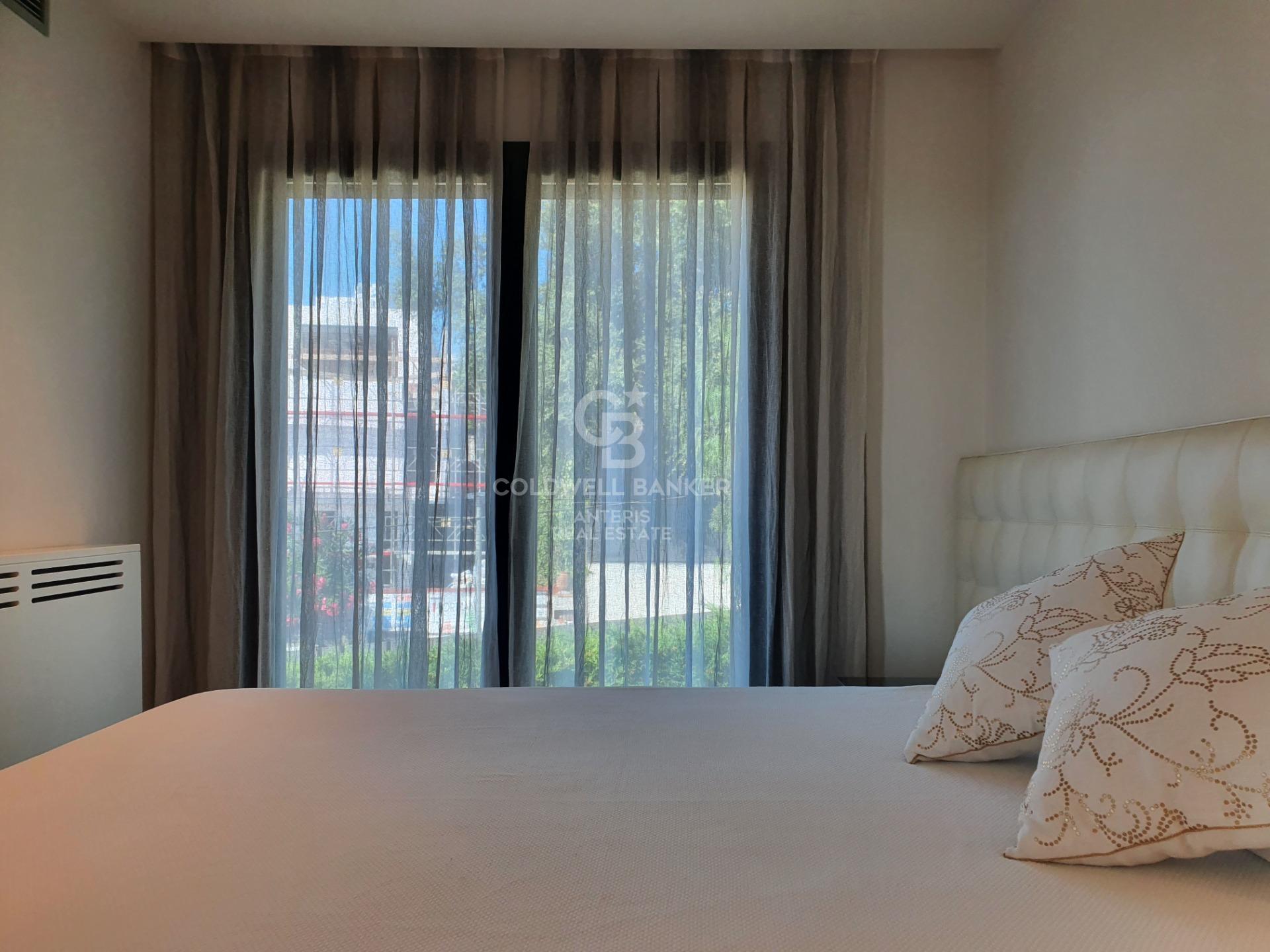 Casa con piscina infinita y cine en prestigiosa zona residencial