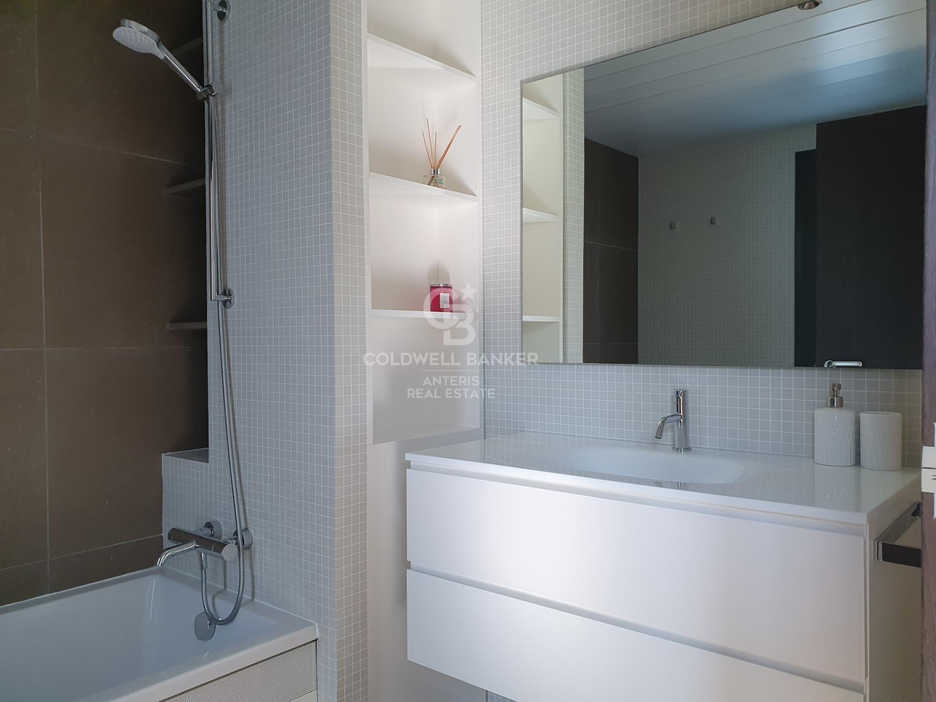 Casa con piscina infinita y cine en prestigiosa zona residencial