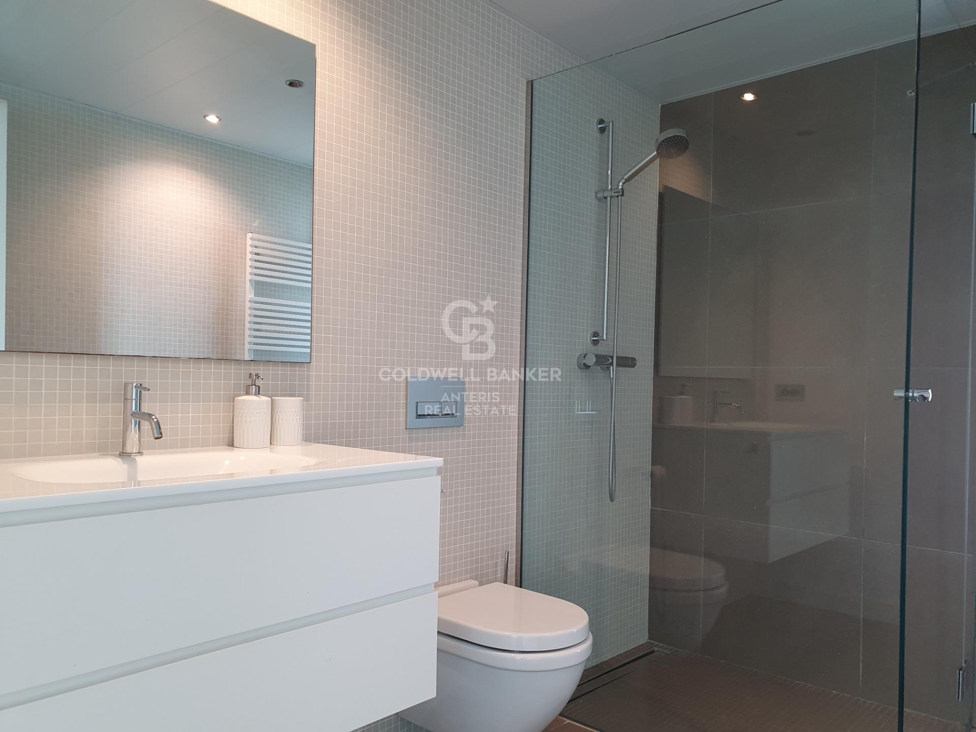 Casa con piscina infinita y cine en prestigiosa zona residencial