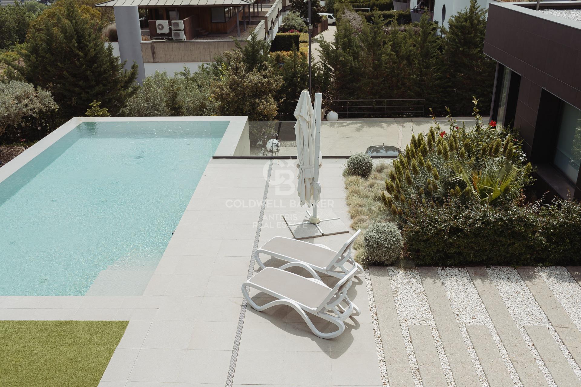 Casa con piscina infinita y cine en prestigiosa zona residencial