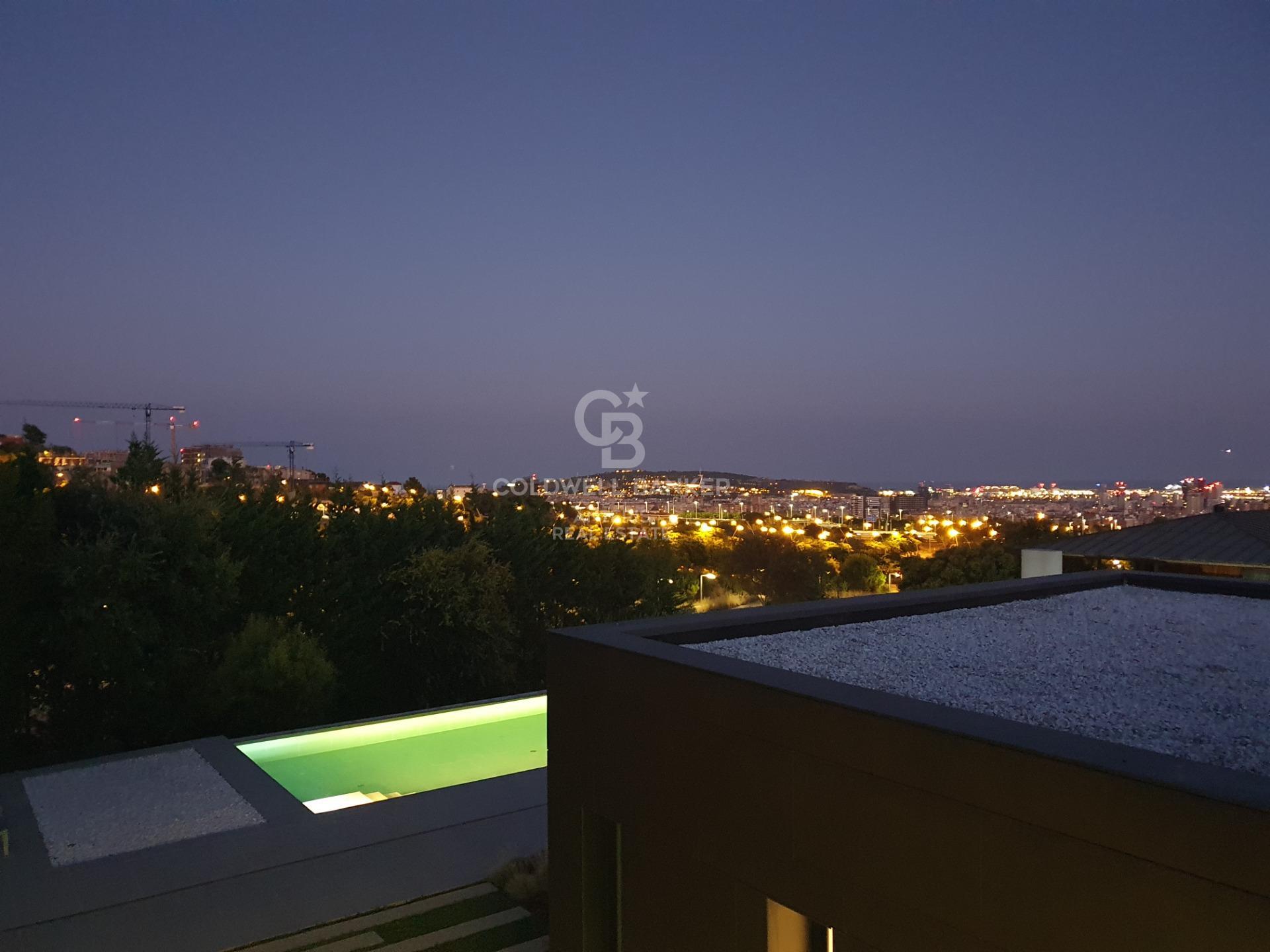 Casa con piscina infinita y cine en prestigiosa zona residencial