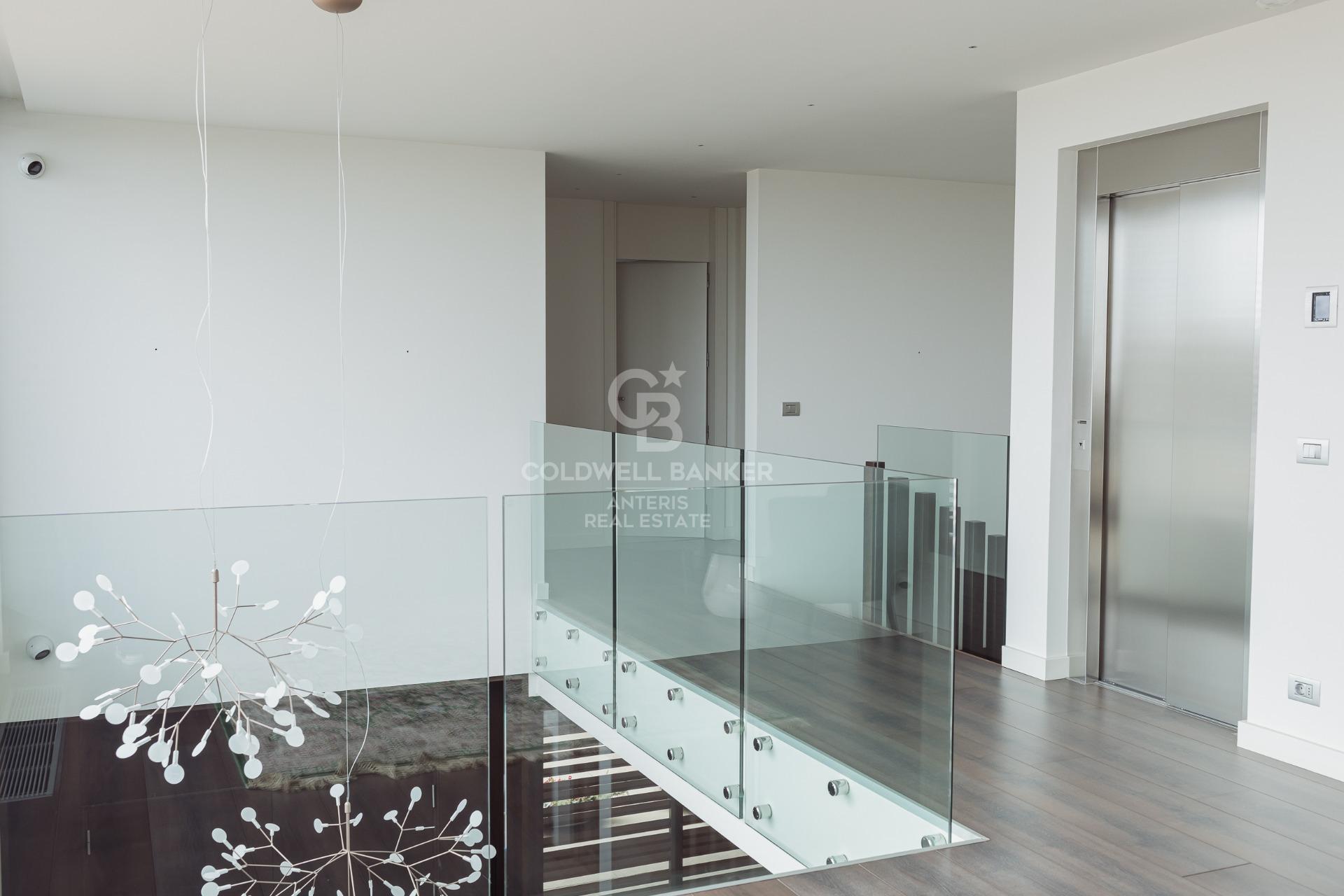 Casa con piscina infinita y cine en prestigiosa zona residencial