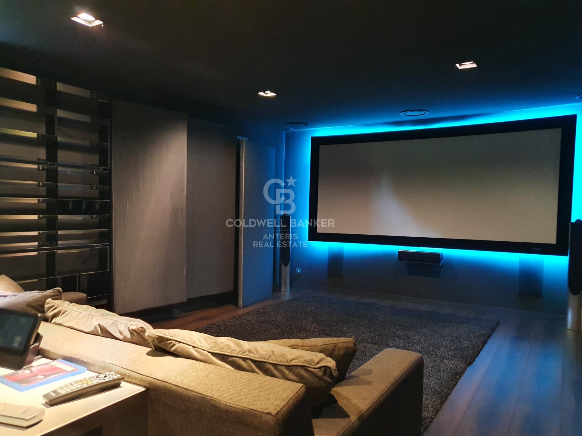 Casa con piscina infinita y cine en prestigiosa zona residencial