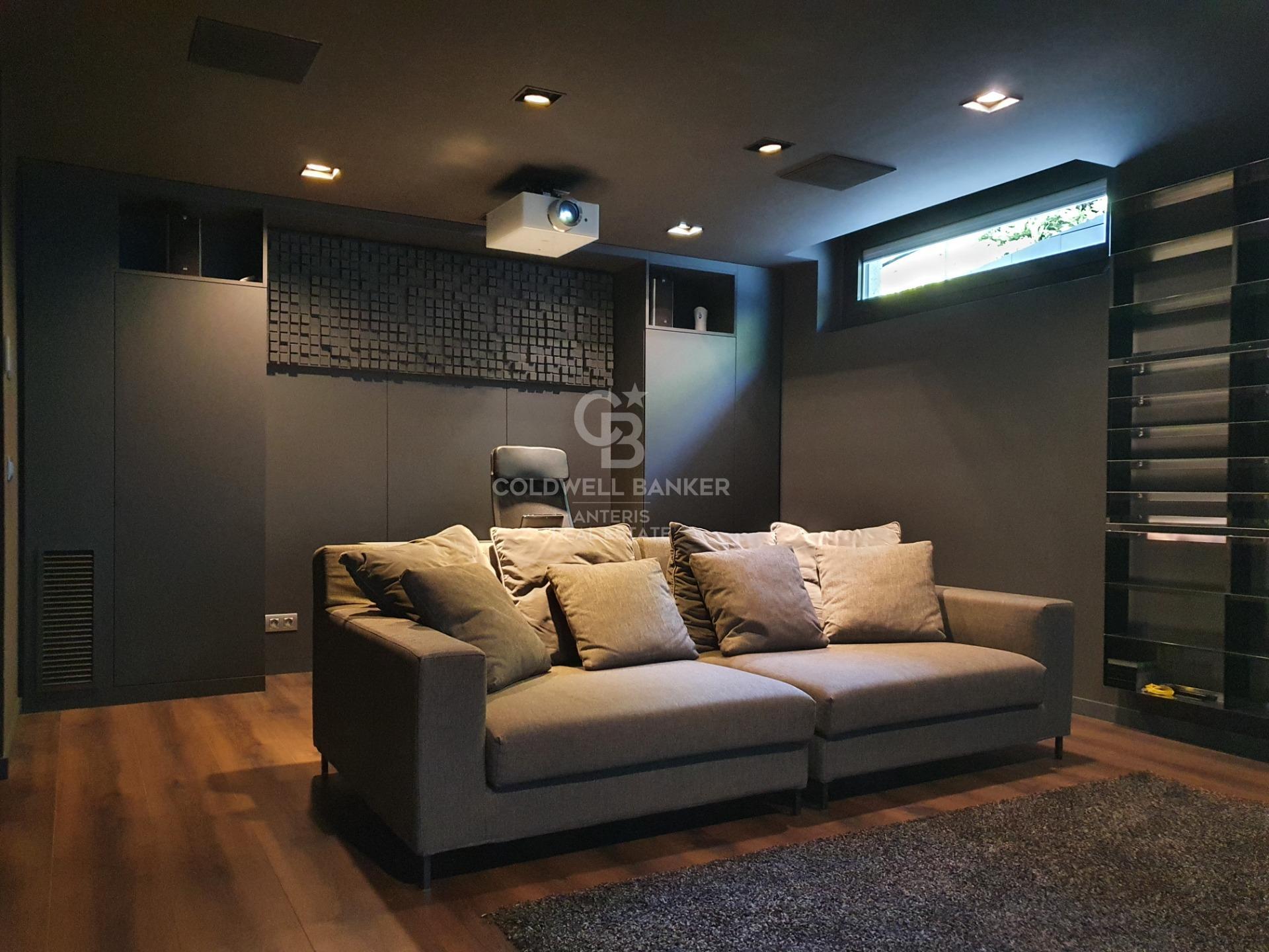 Casa con piscina infinita y cine en prestigiosa zona residencial