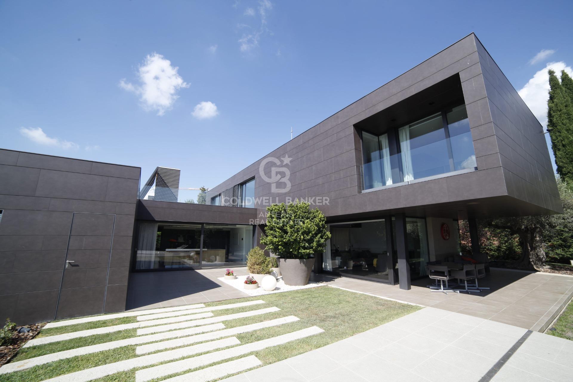 Casa con piscina infinita y cine en prestigiosa zona residencial