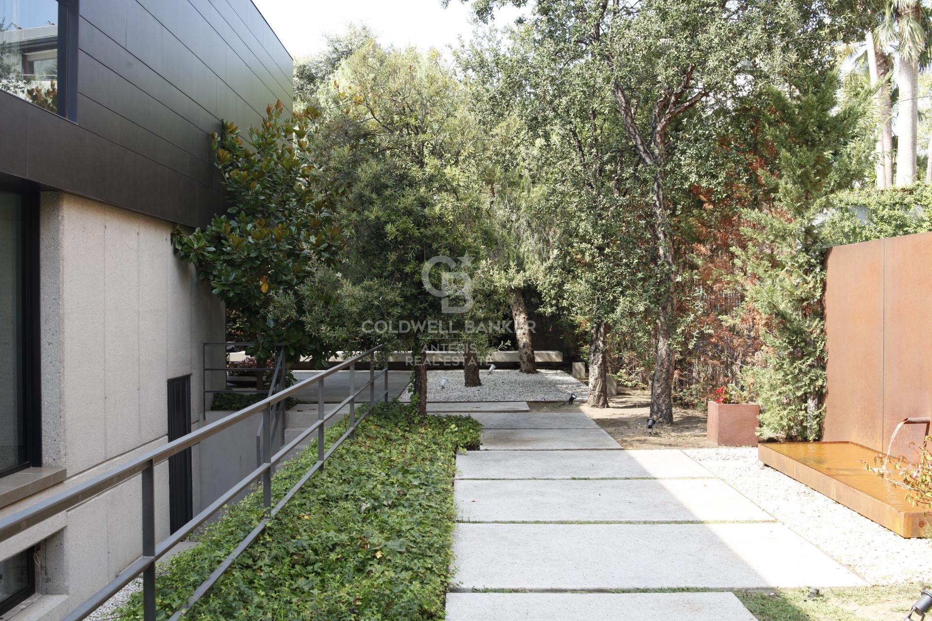 Casa con piscina infinita y cine en prestigiosa zona residencial