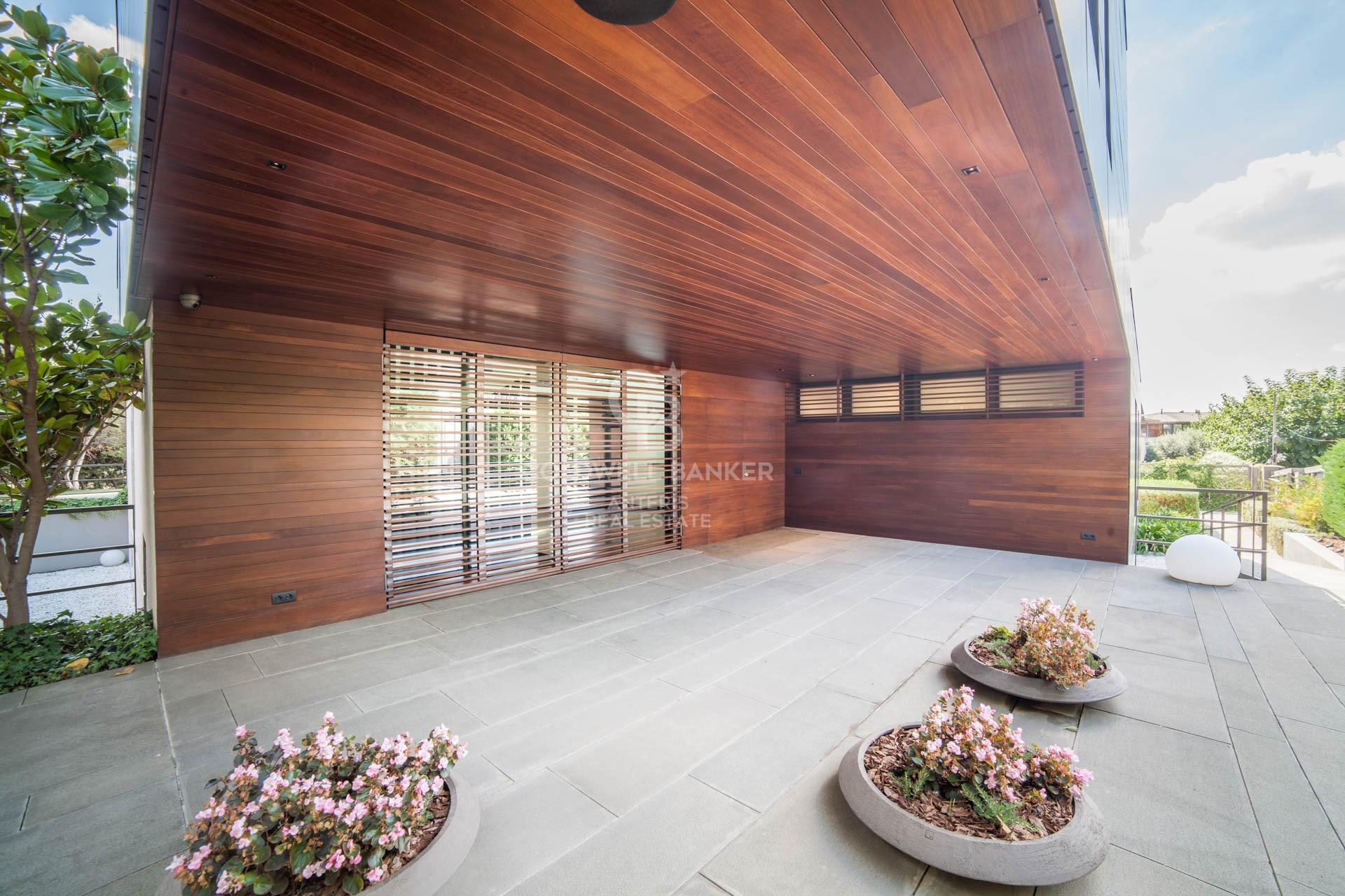 Casa con piscina infinita y cine en prestigiosa zona residencial