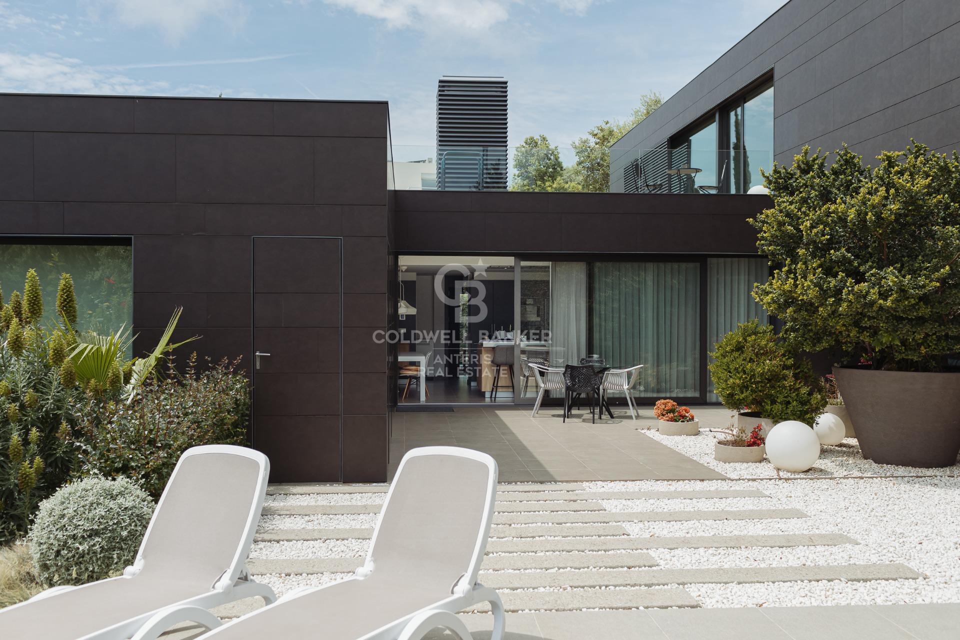 Casa con piscina infinita y cine en prestigiosa zona residencial