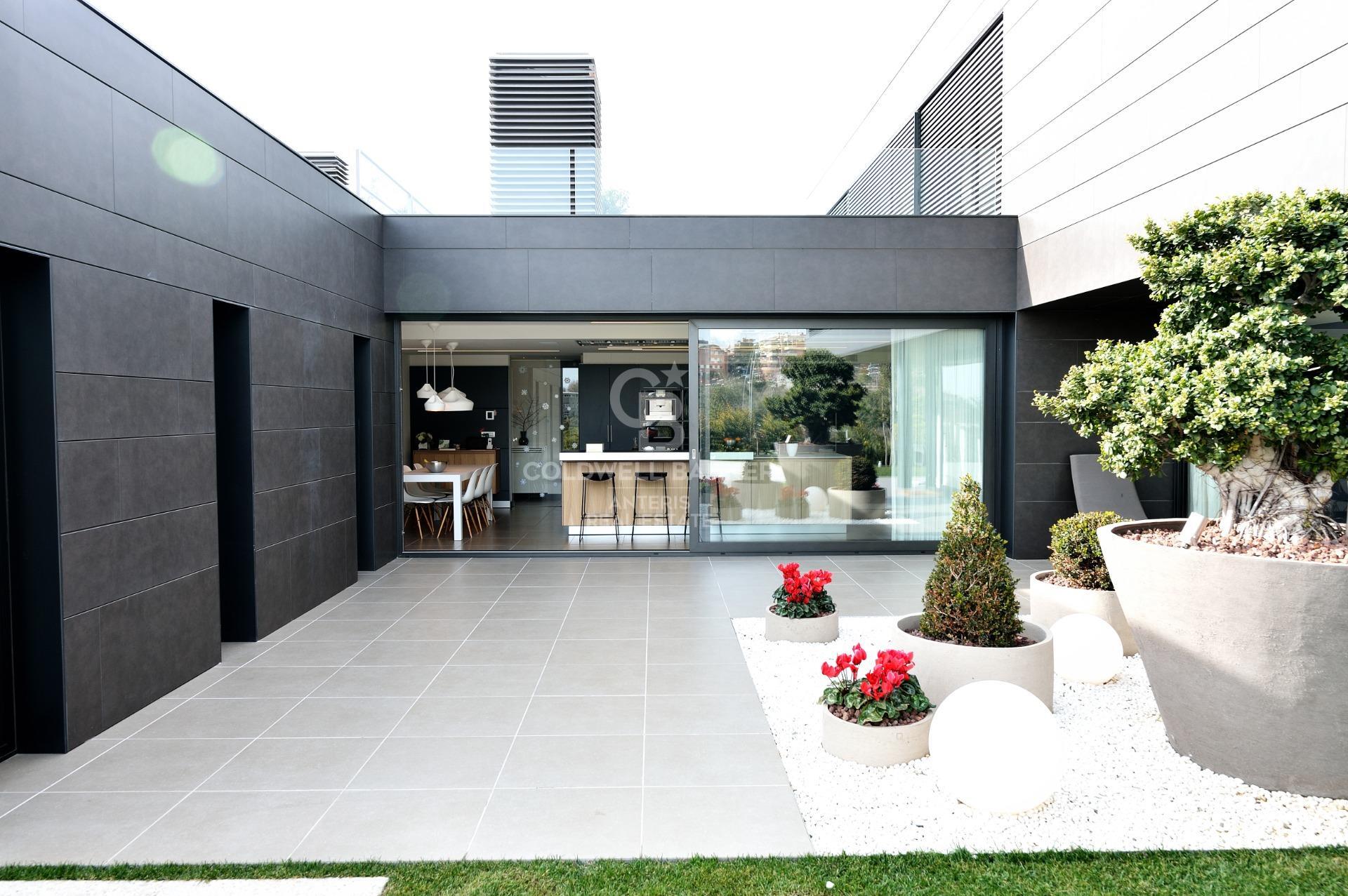 Casa con piscina infinita y cine en prestigiosa zona residencial