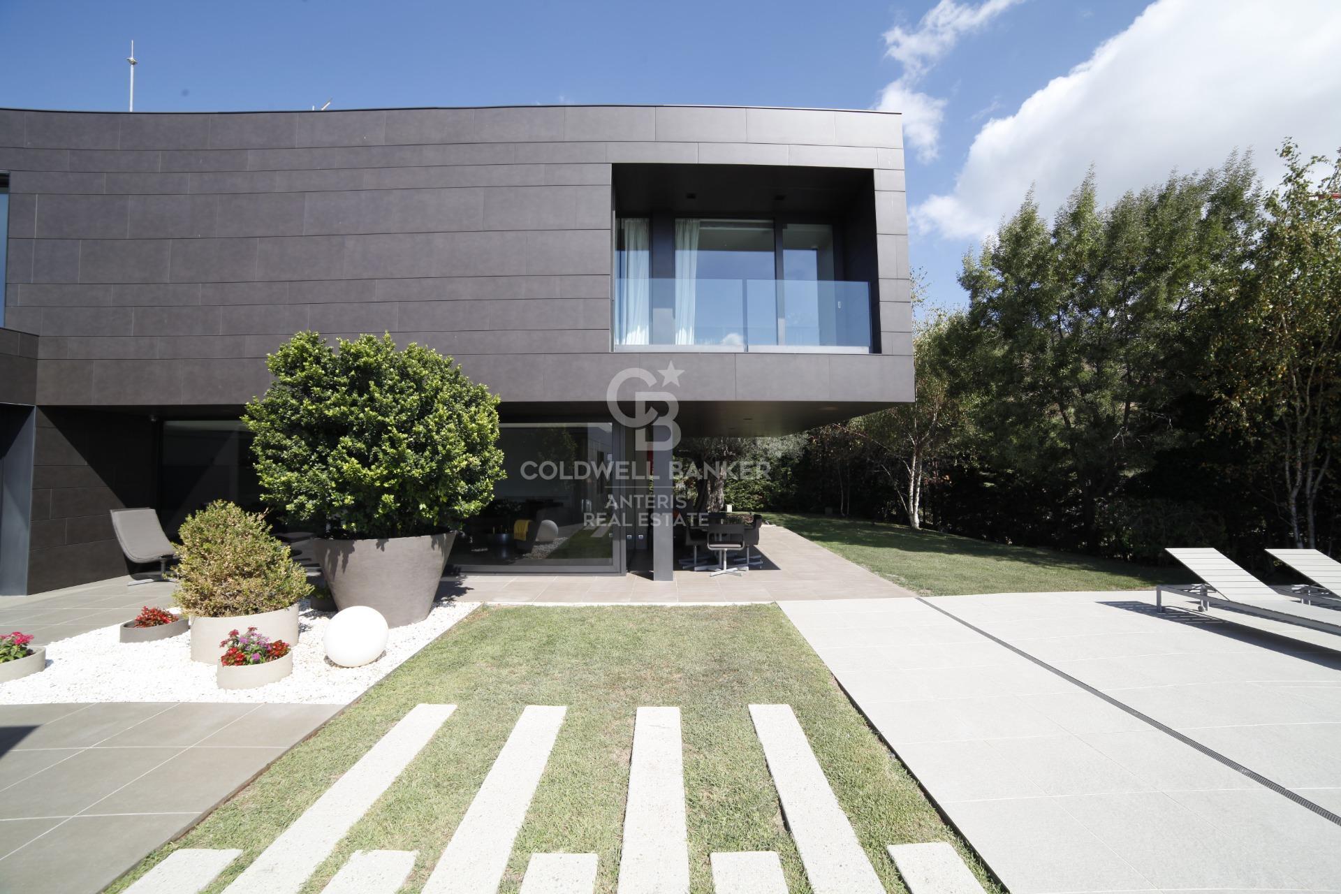 Casa con piscina infinita y cine en prestigiosa zona residencial