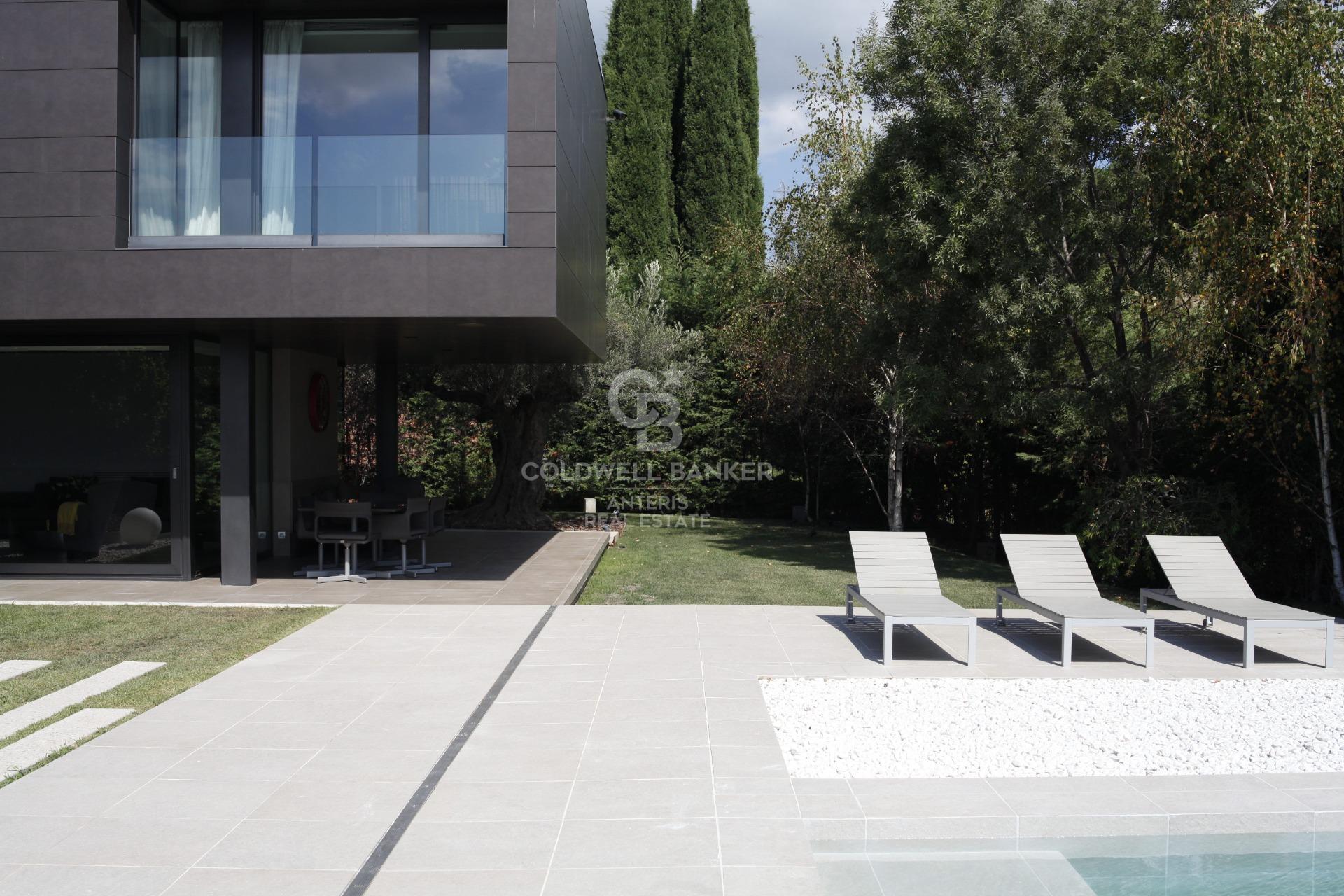 Casa con piscina infinita y cine en prestigiosa zona residencial