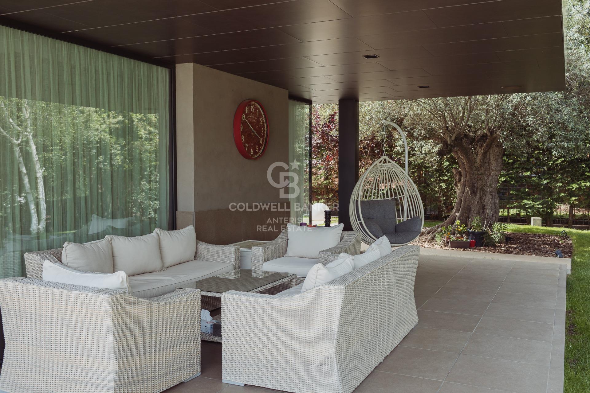 Casa con piscina infinita y cine en prestigiosa zona residencial