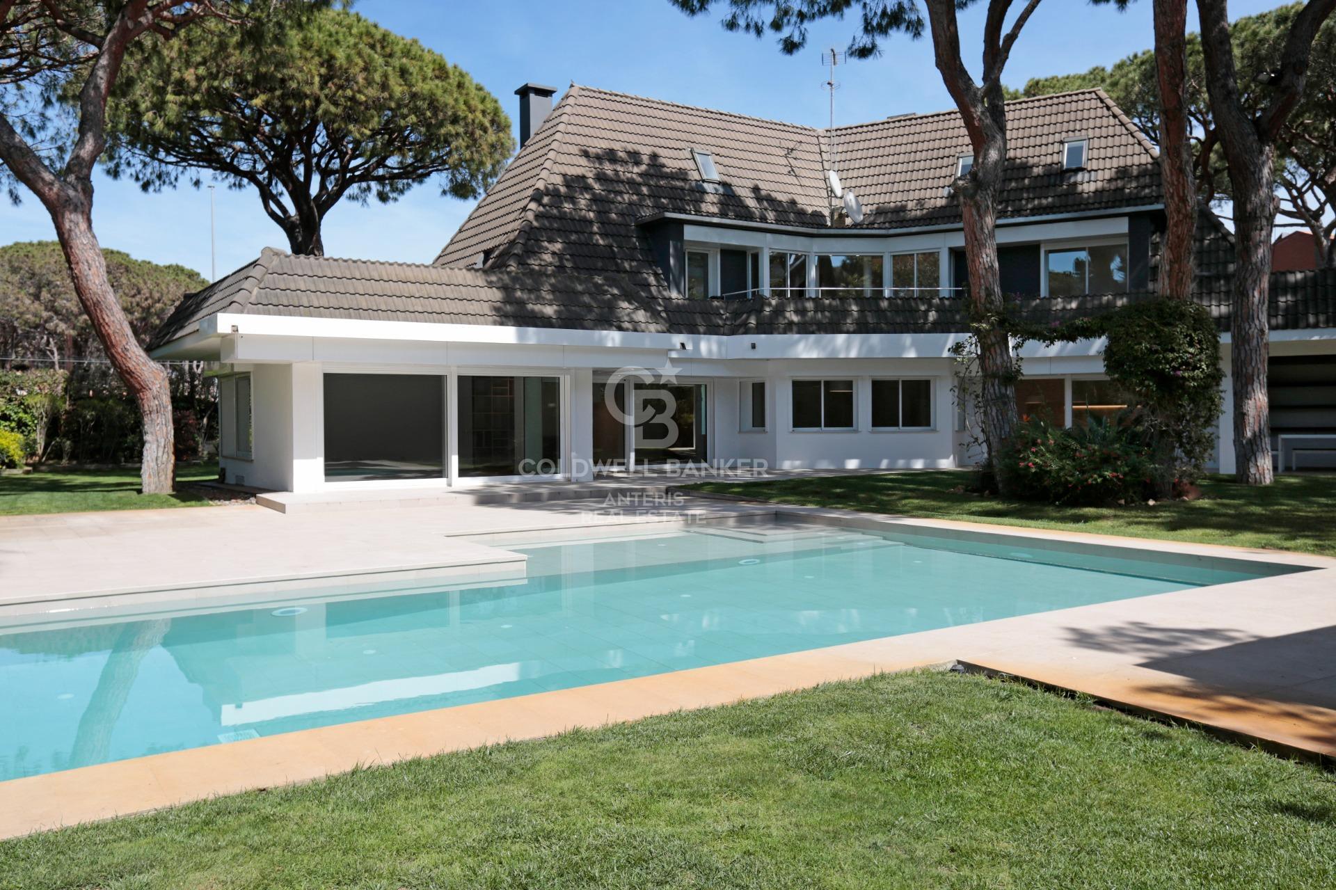 Dom w Gavà Mar z fantastycznym ogrodem, basenem i kortem tenisowym