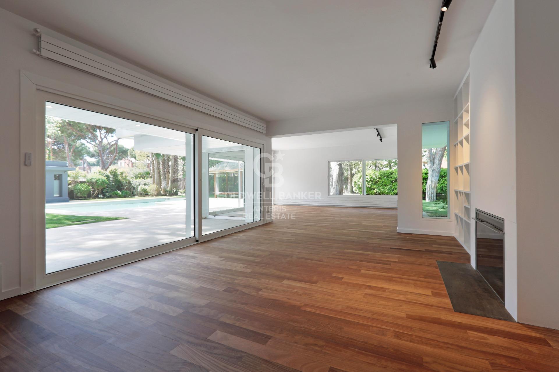 Dom w Gavà Mar z fantastycznym ogrodem, basenem i kortem tenisowym