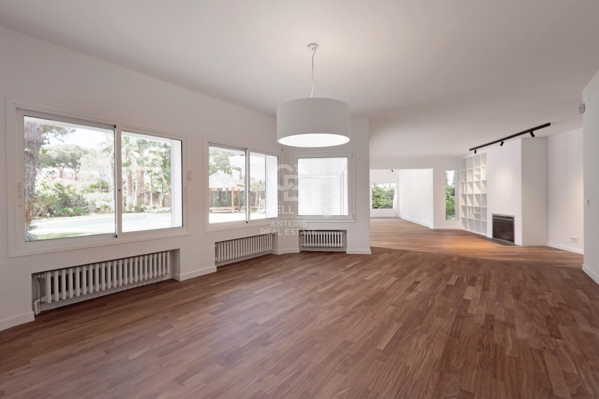 Dom w Gavà Mar z fantastycznym ogrodem, basenem i kortem tenisowym