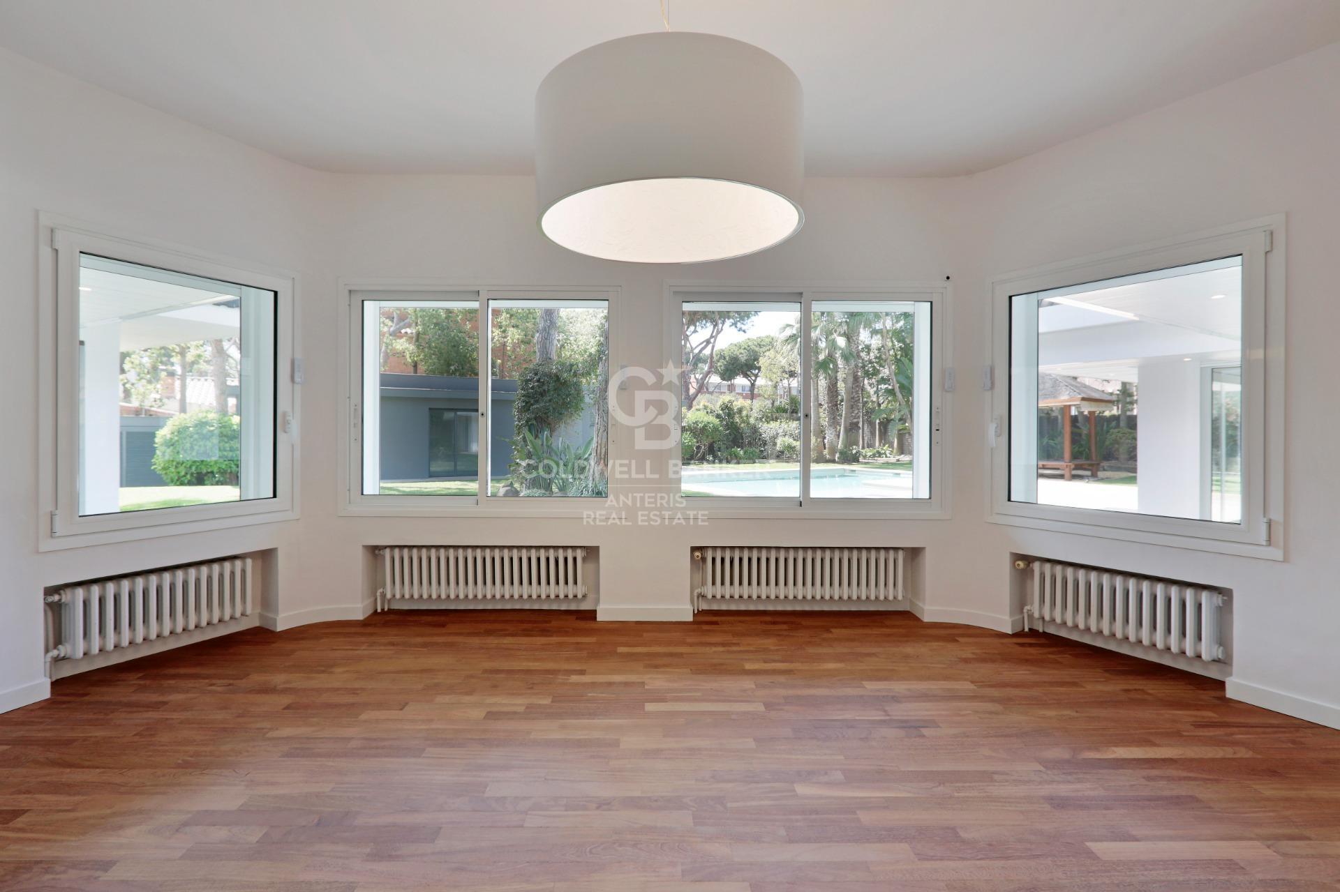 Dom w Gavà Mar z fantastycznym ogrodem, basenem i kortem tenisowym