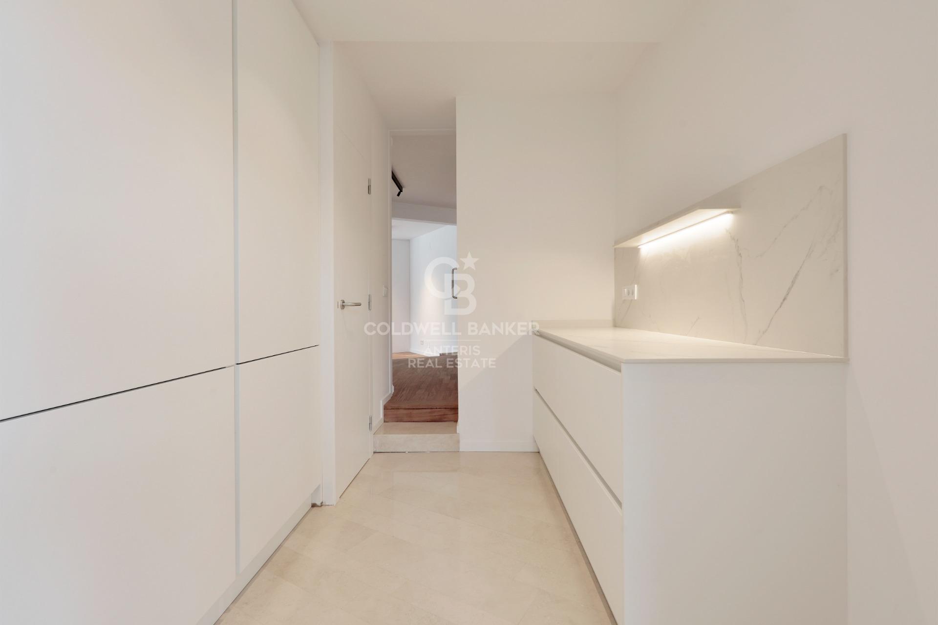 Dom w Gavà Mar z fantastycznym ogrodem, basenem i kortem tenisowym