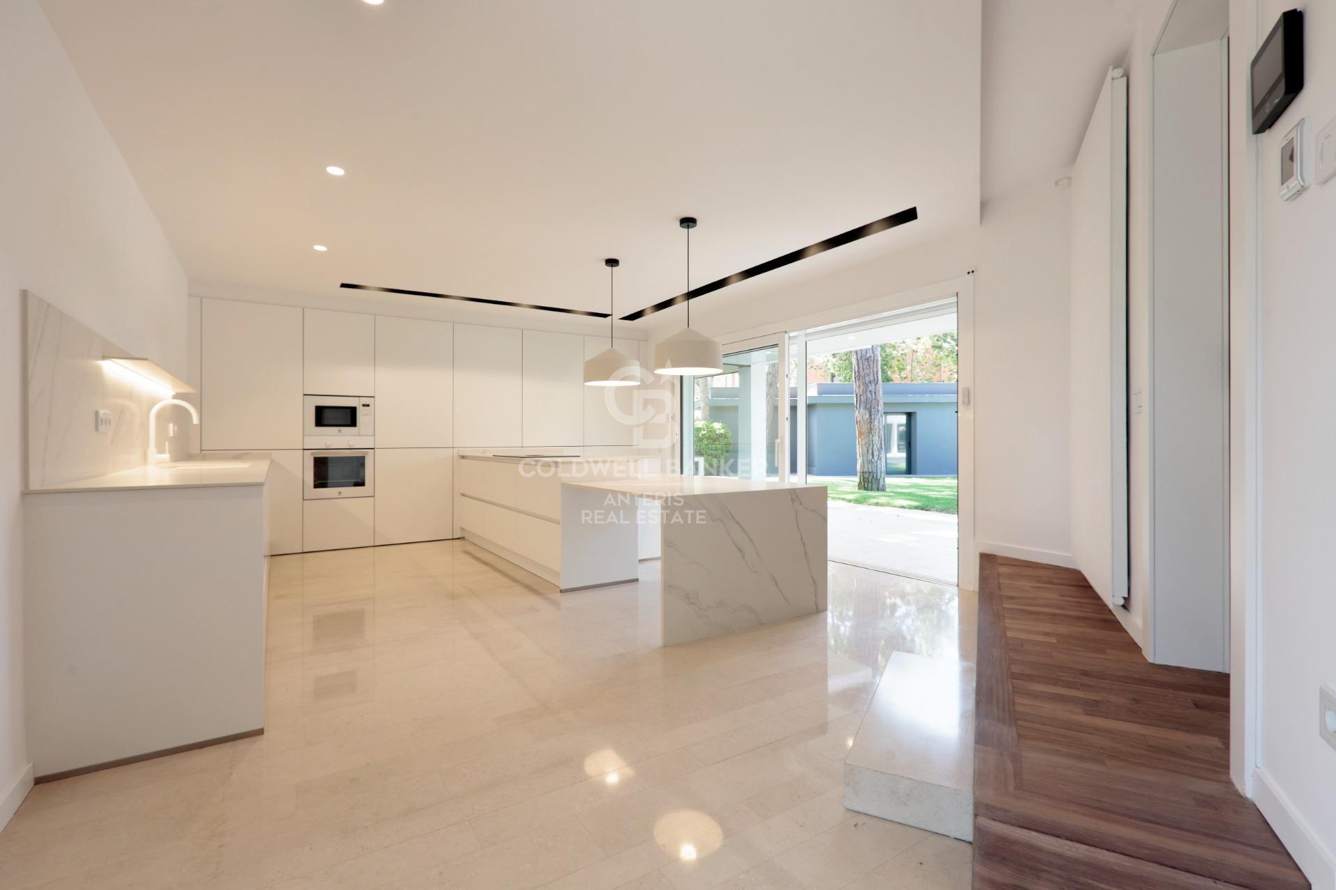 Dom w Gavà Mar z fantastycznym ogrodem, basenem i kortem tenisowym