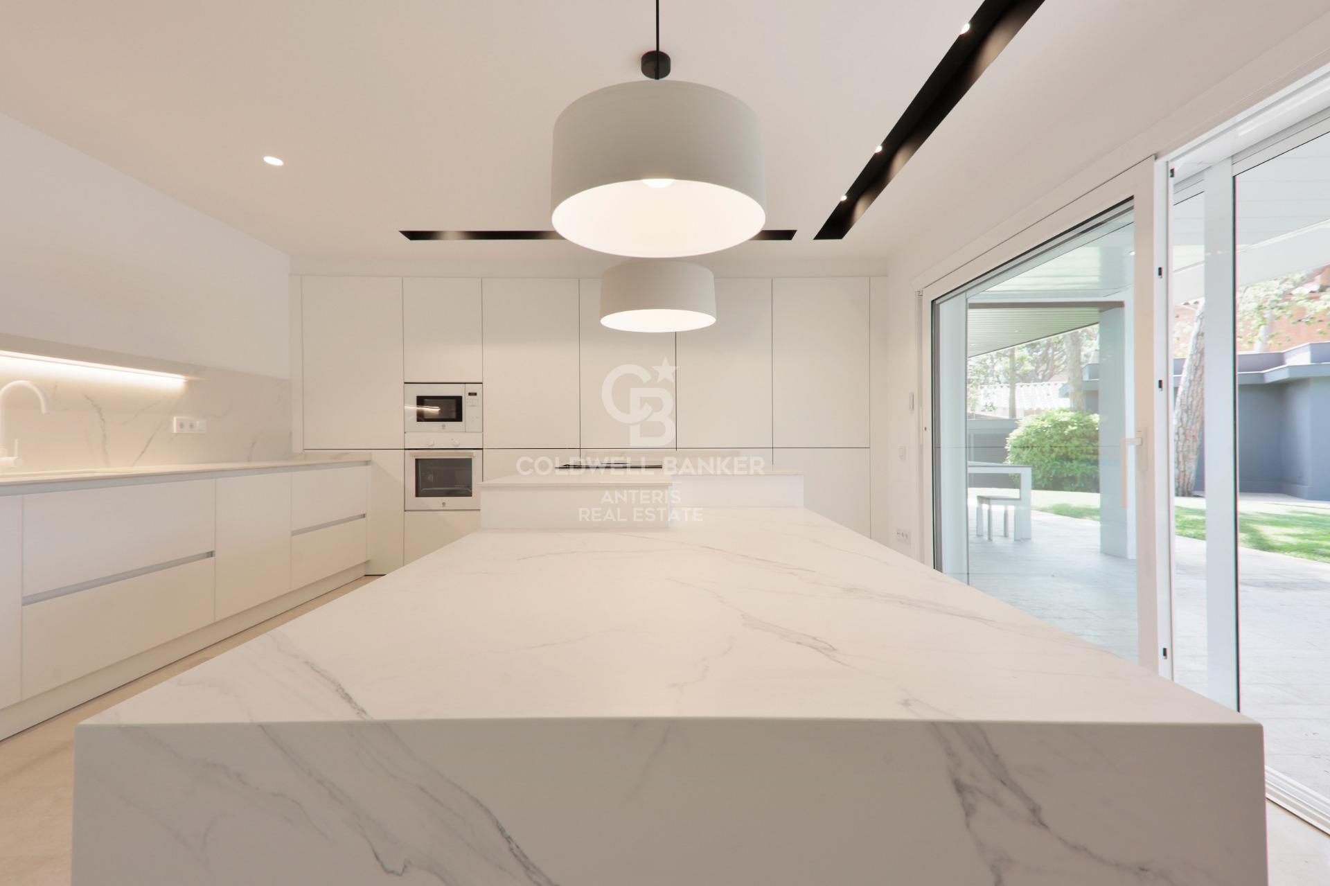 Dom w Gavà Mar z fantastycznym ogrodem, basenem i kortem tenisowym