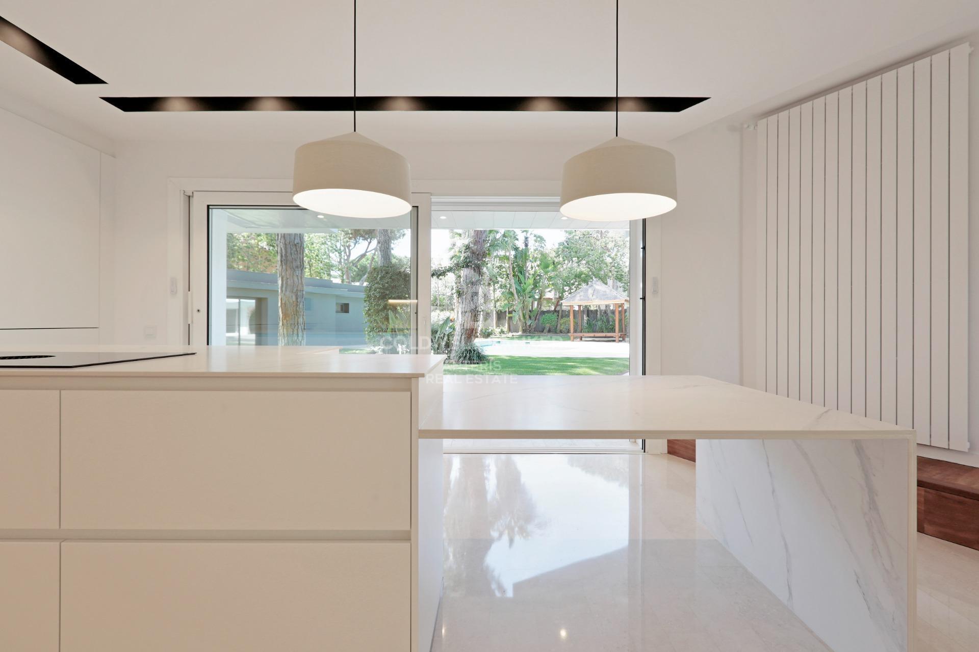 Dom w Gavà Mar z fantastycznym ogrodem, basenem i kortem tenisowym