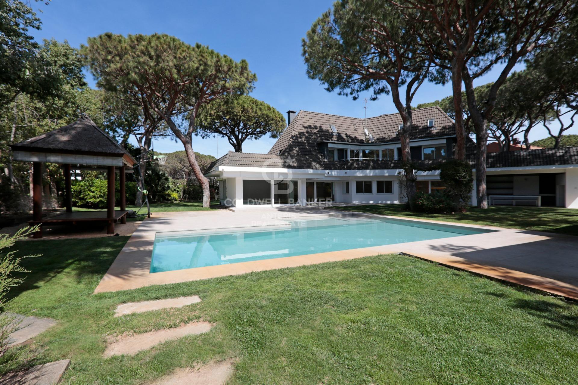 Dom w Gavà Mar z fantastycznym ogrodem, basenem i kortem tenisowym