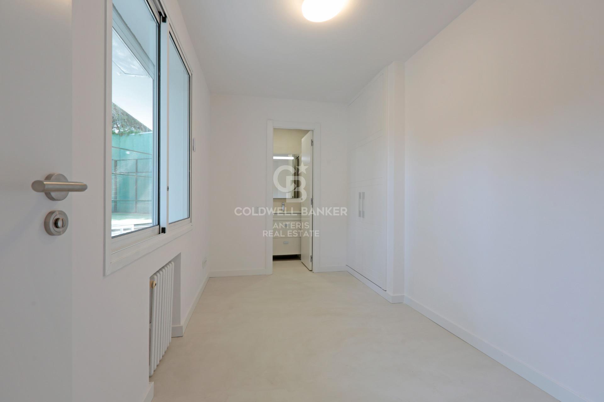 Dom w Gavà Mar z fantastycznym ogrodem, basenem i kortem tenisowym