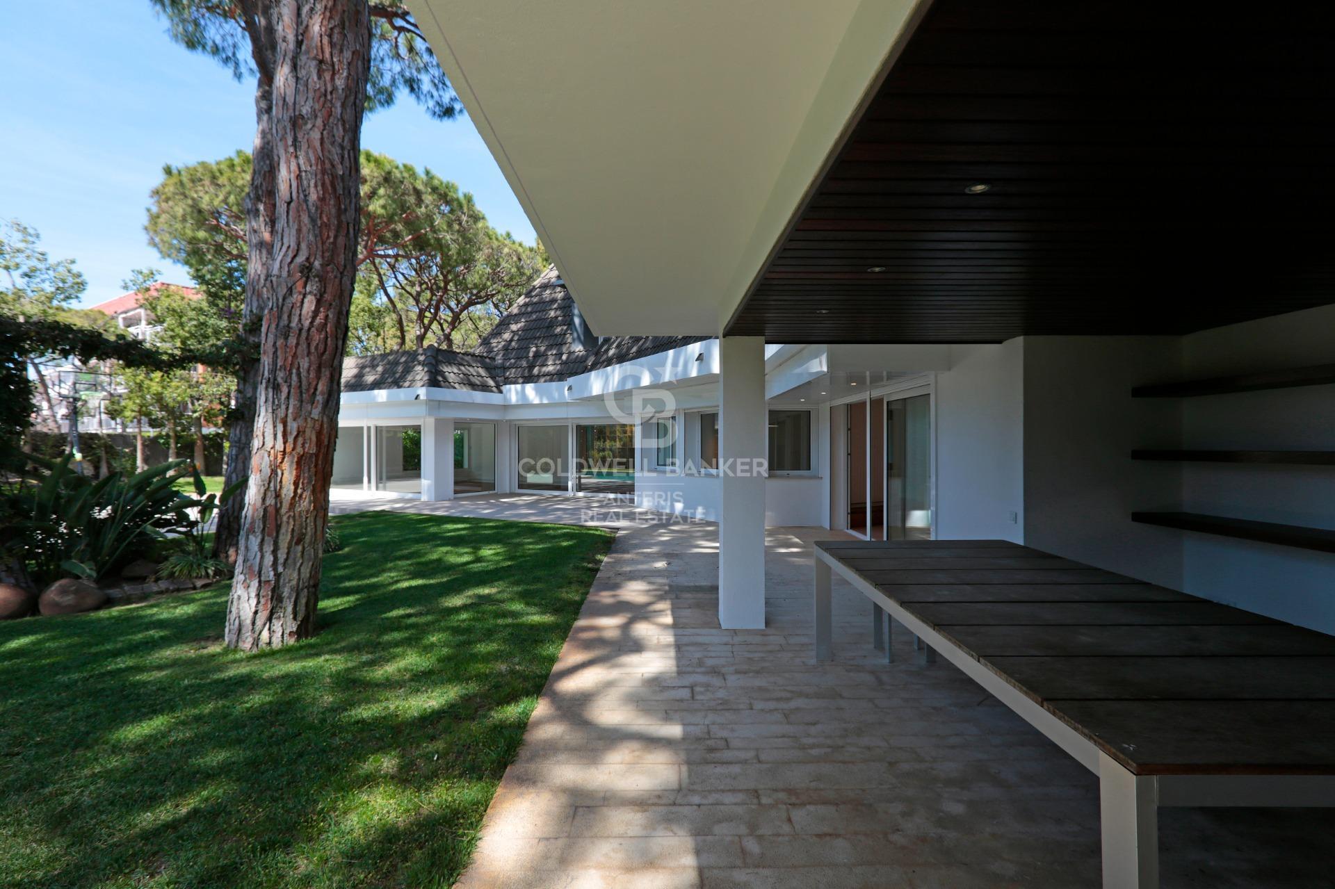 Dom w Gavà Mar z fantastycznym ogrodem, basenem i kortem tenisowym