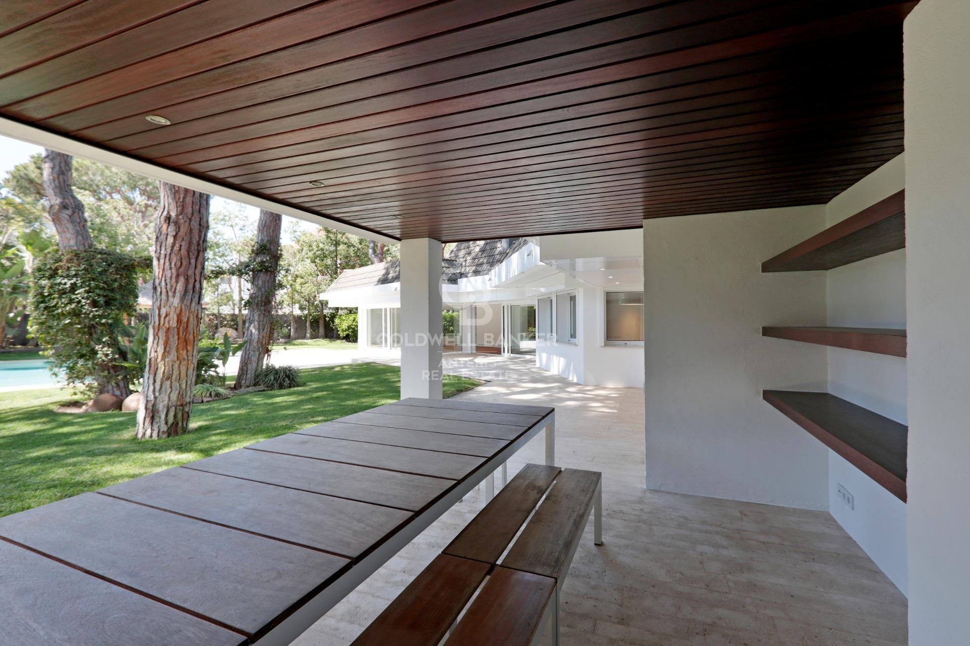 Dom w Gavà Mar z fantastycznym ogrodem, basenem i kortem tenisowym