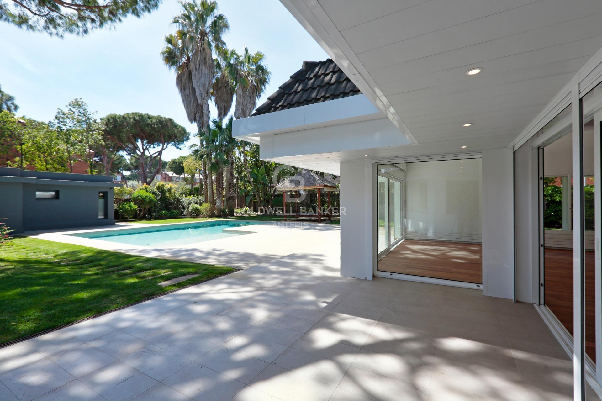 Dom w Gavà Mar z fantastycznym ogrodem, basenem i kortem tenisowym