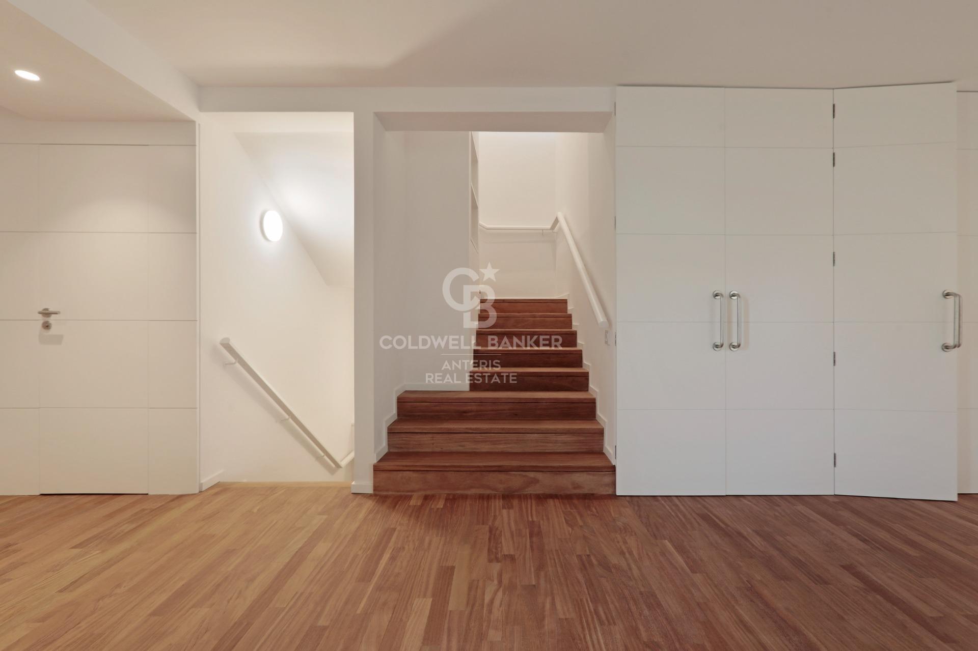 Dom w Gavà Mar z fantastycznym ogrodem, basenem i kortem tenisowym