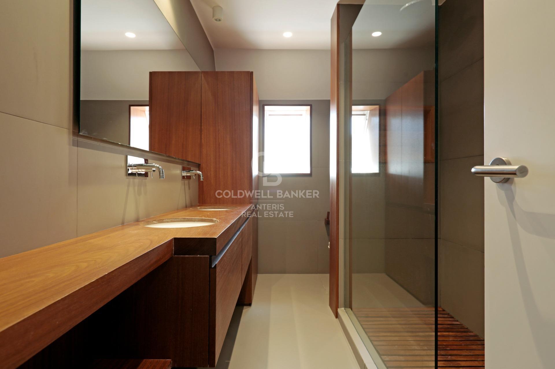 Dom w Gavà Mar z fantastycznym ogrodem, basenem i kortem tenisowym