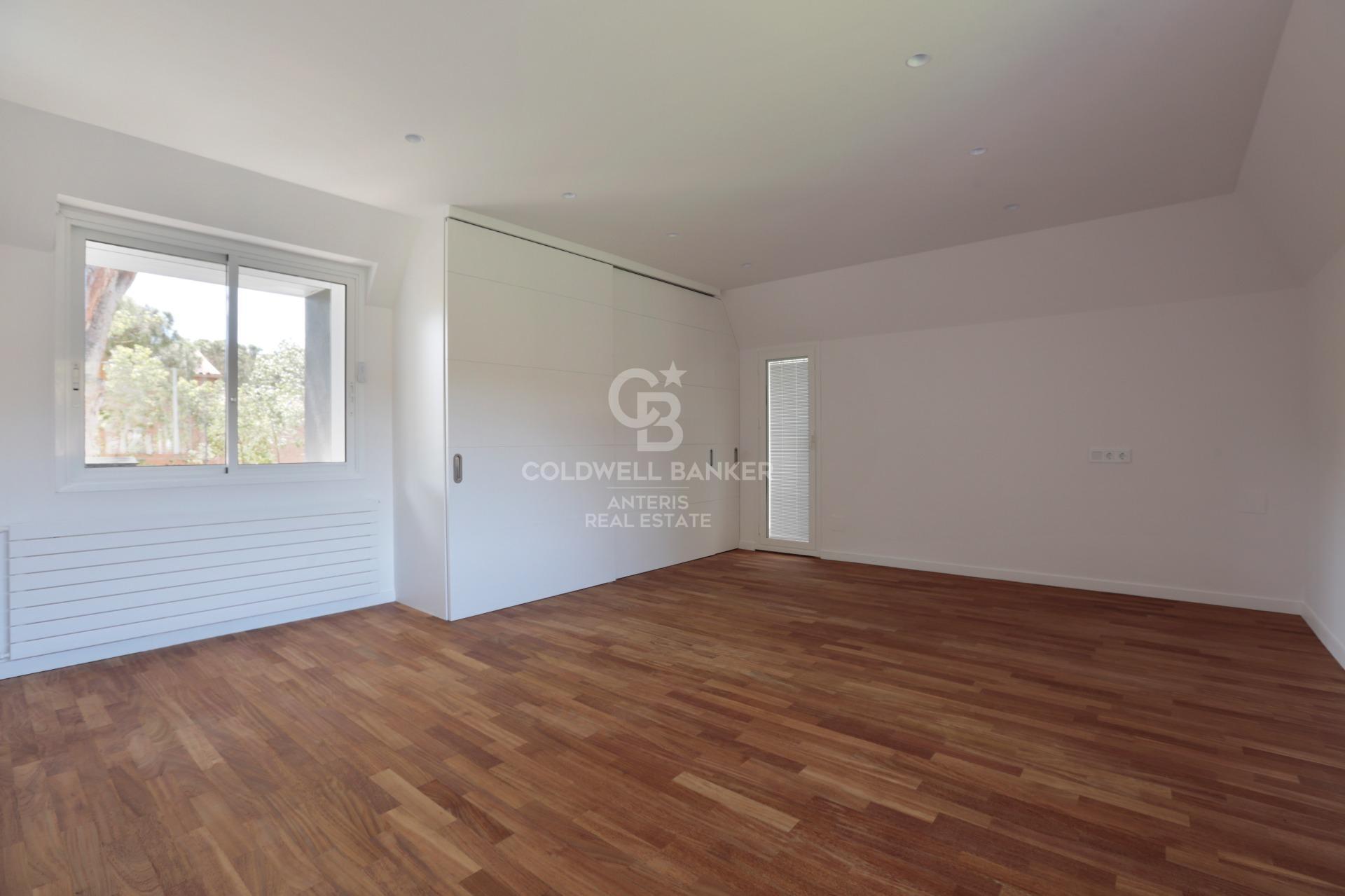 Dom w Gavà Mar z fantastycznym ogrodem, basenem i kortem tenisowym