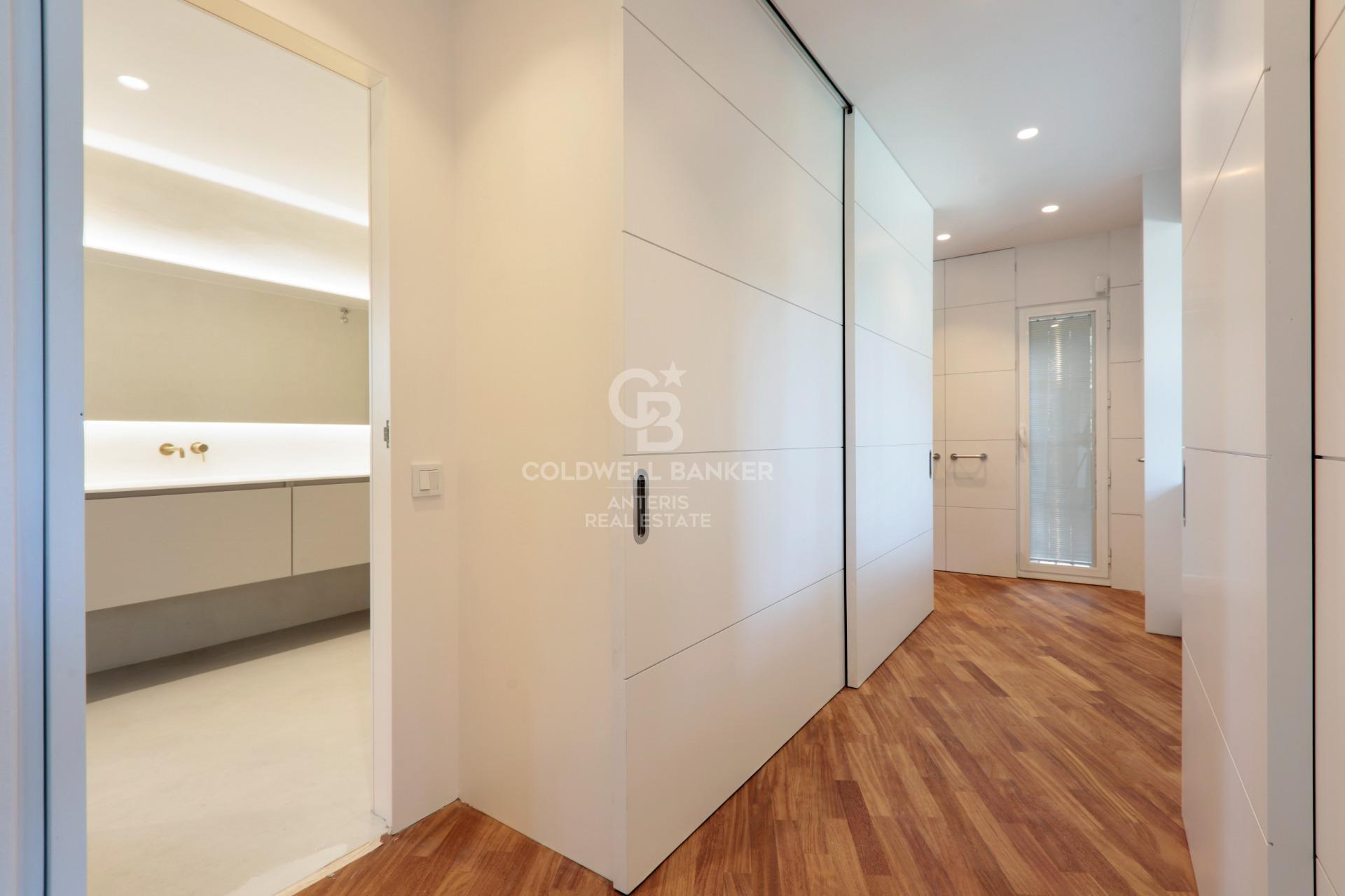 Dom w Gavà Mar z fantastycznym ogrodem, basenem i kortem tenisowym